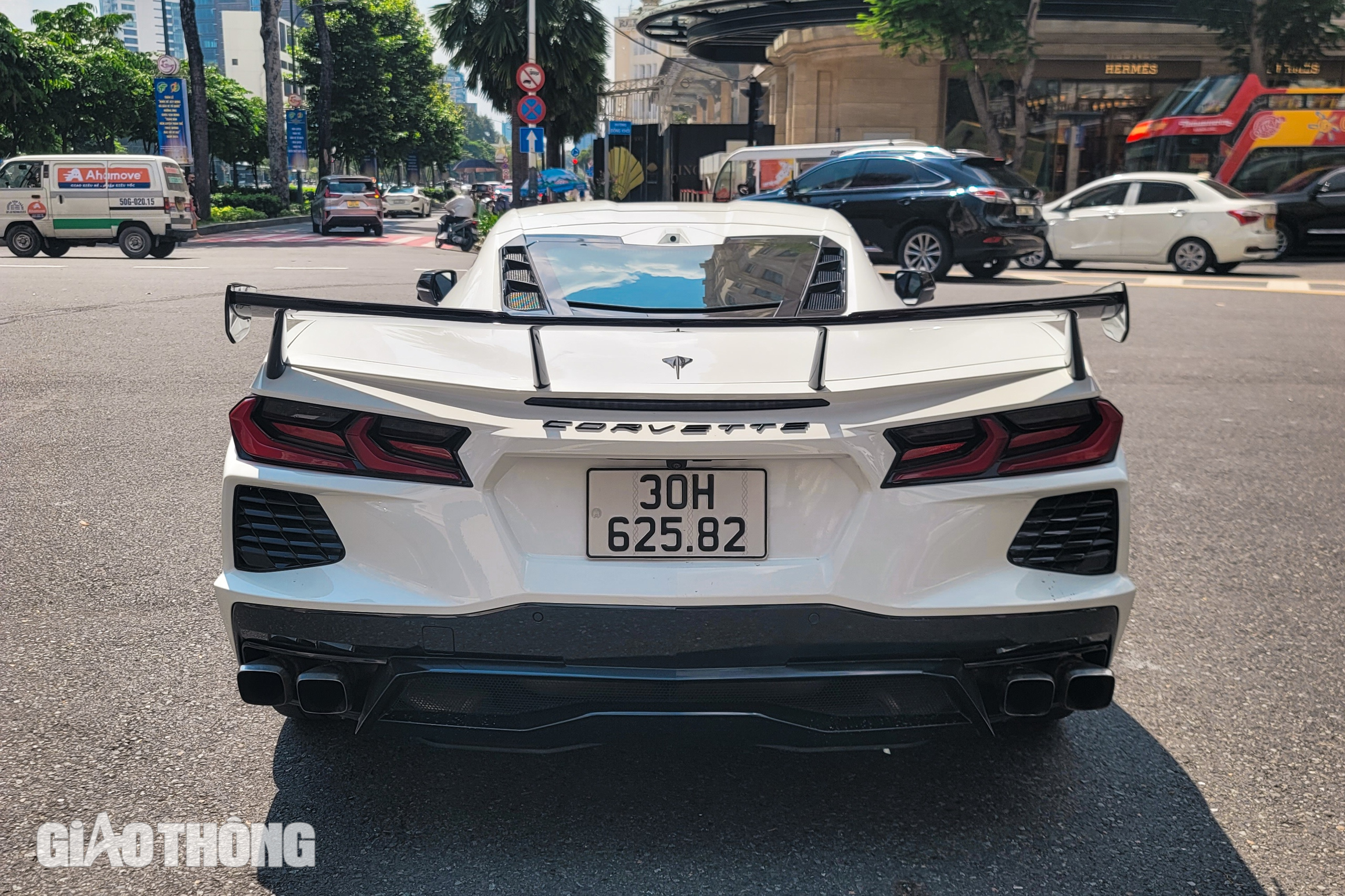 Cận cảnh siêu xe hàng hiếm Chevrolet Corvette C8 tại Việt Nam