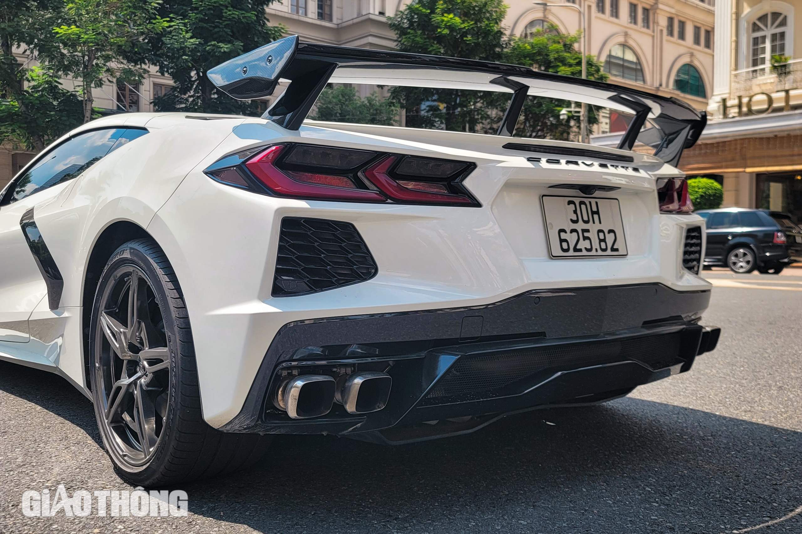 Cận cảnh siêu xe hàng hiếm Chevrolet Corvette C8 tại Việt Nam