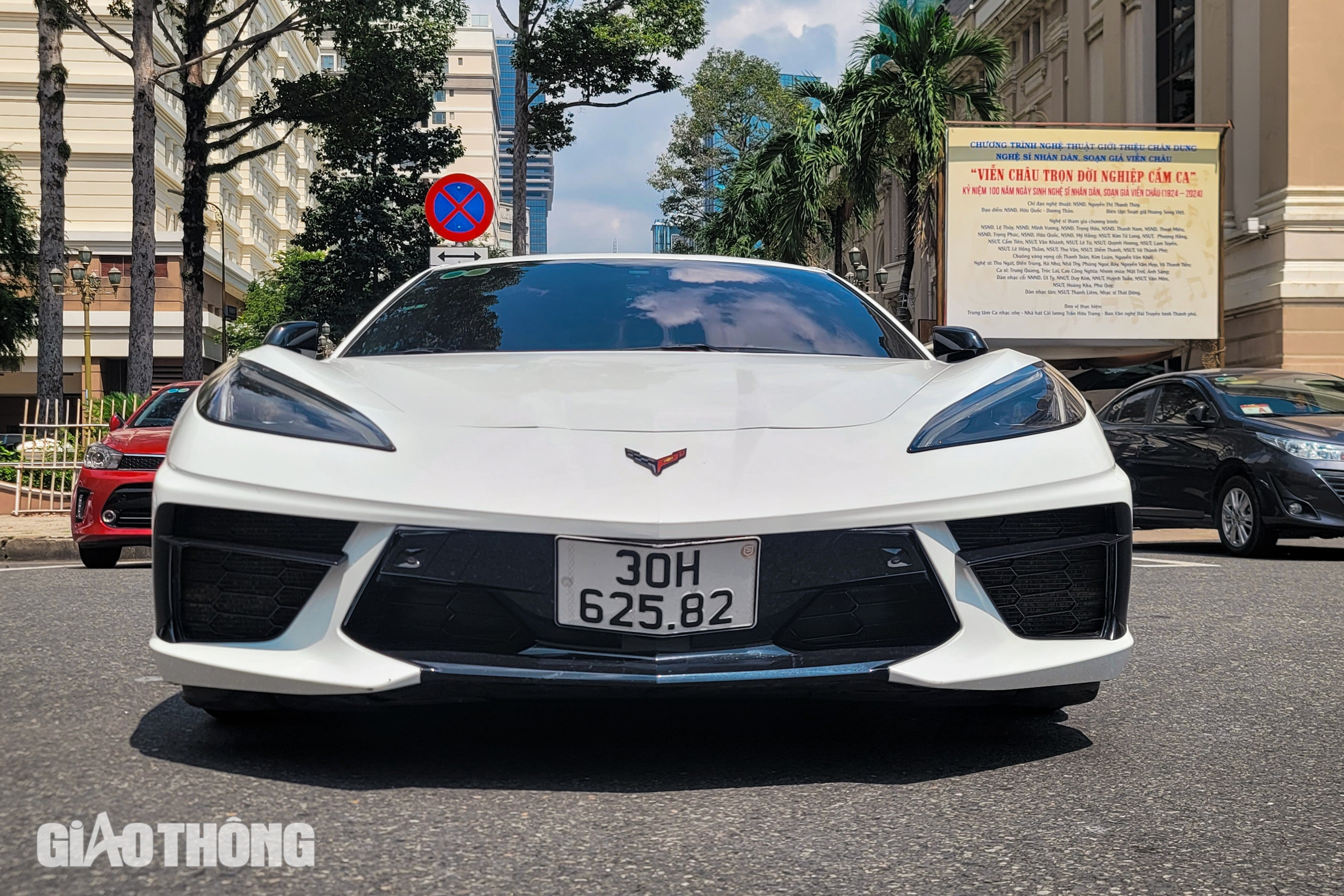 Cận cảnh siêu xe hàng hiếm Chevrolet Corvette C8 tại Việt Nam