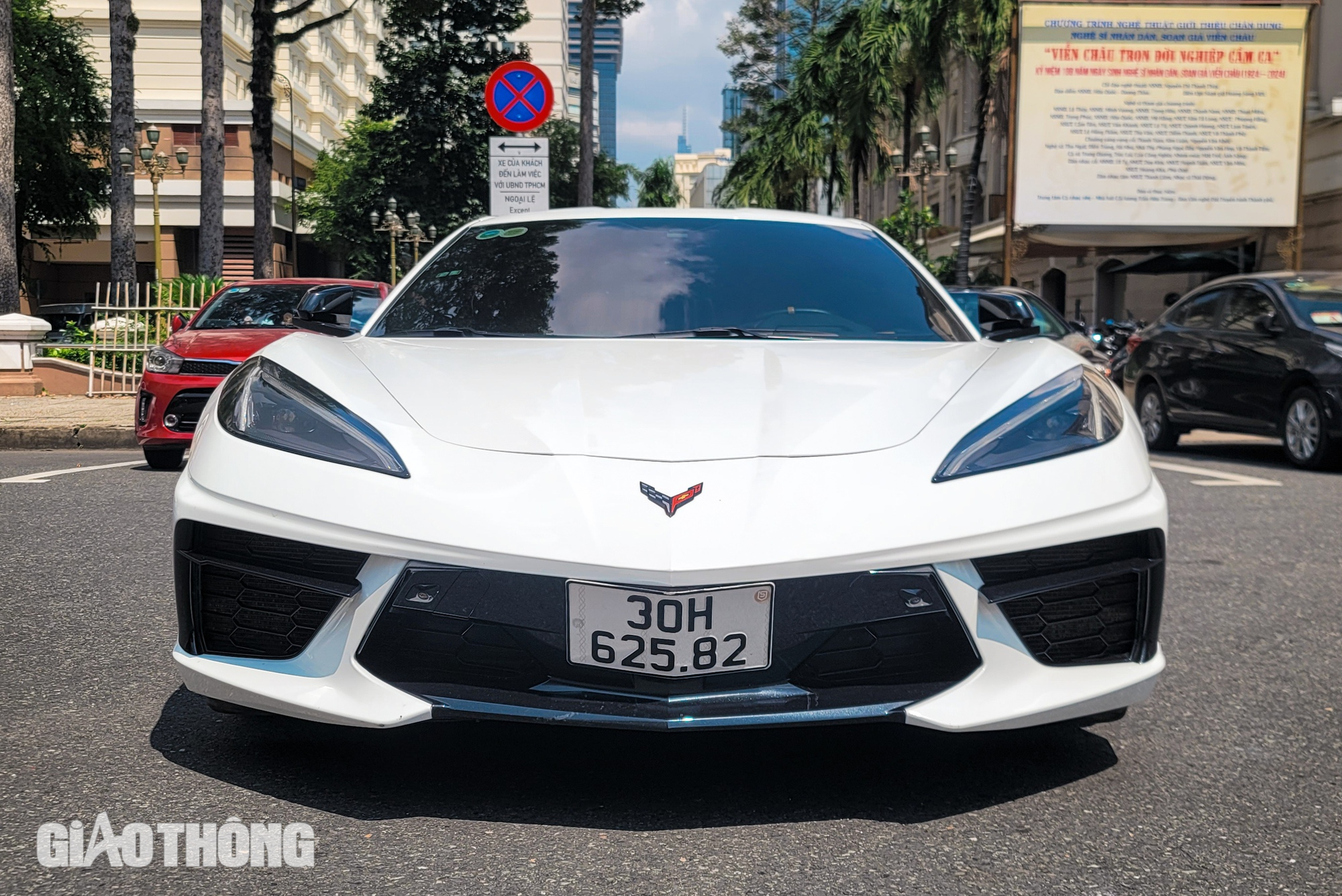 Cận cảnh siêu xe hàng hiếm Chevrolet Corvette C8 tại Việt Nam