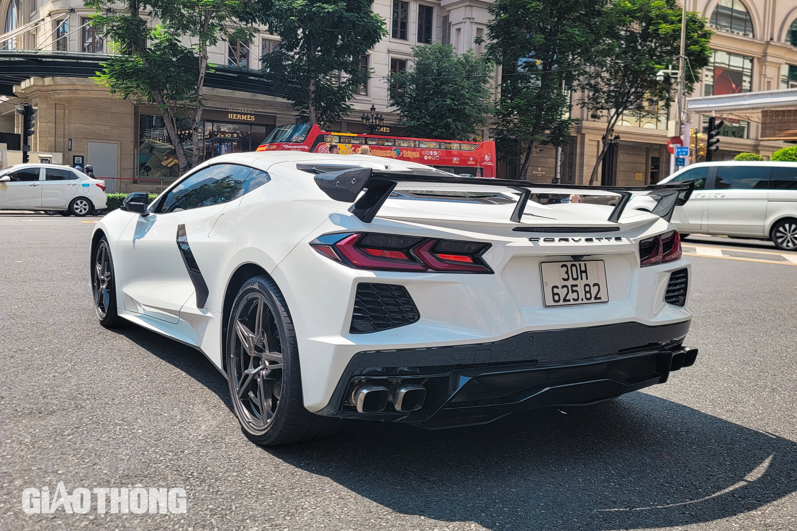 Cận cảnh siêu xe hàng hiếm Chevrolet Corvette C8 tại Việt Nam