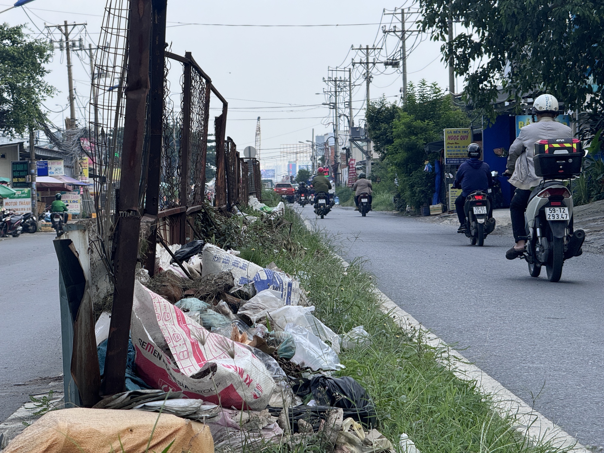 Cận cảnh khu đất 22.000m2 chưa GPMB, nguy cơ khiến nút giao An Phú vỡ tiến độ- Ảnh 7. Cận cảnh khu đất 22.000m2 chưa GPMB, nguy cơ khiến nút giao An Phú vỡ tiến độ- Ảnh 7.