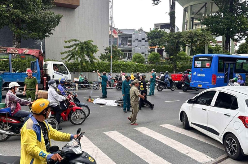 Hiện trường vụ xe máy va chạm với xe buýt khiến một người tử vong.