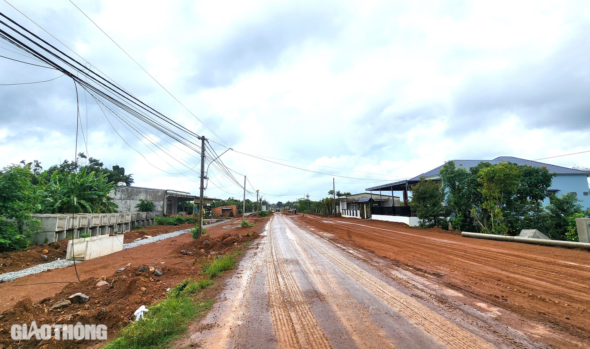 Trụ điện, cáp quang chằng chịt cản tiến độ cao tốc Khánh Hòa - Buôn Ma Thuột- Ảnh 3.