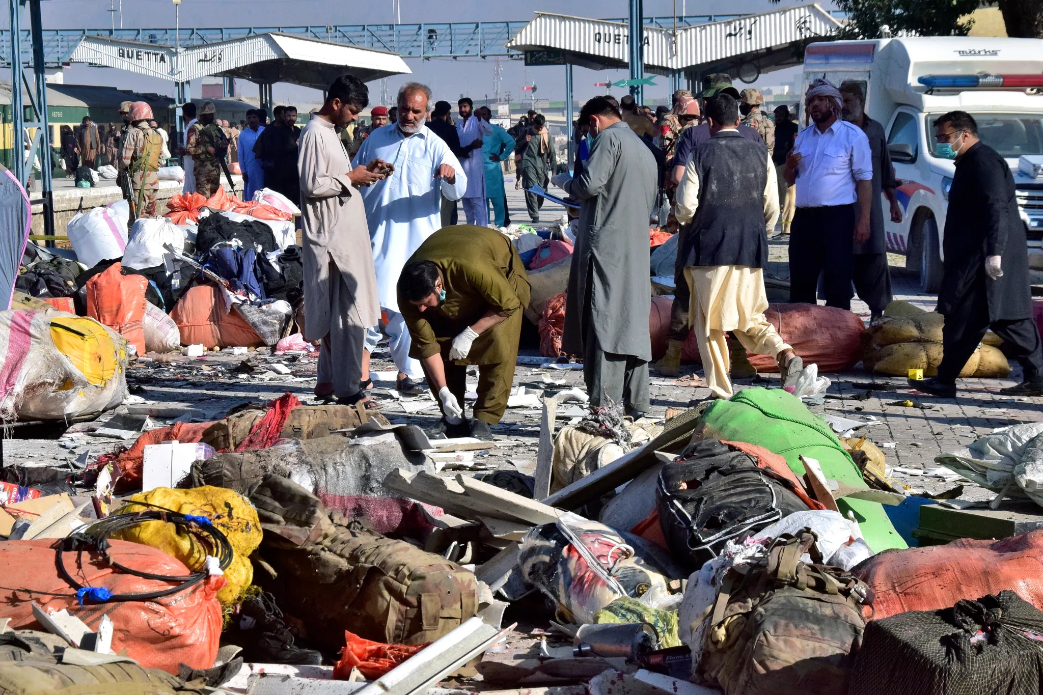 Pakistan: Đánh bom ga tàu, ít nhất 24 người thiệt mạng- Ảnh 6.