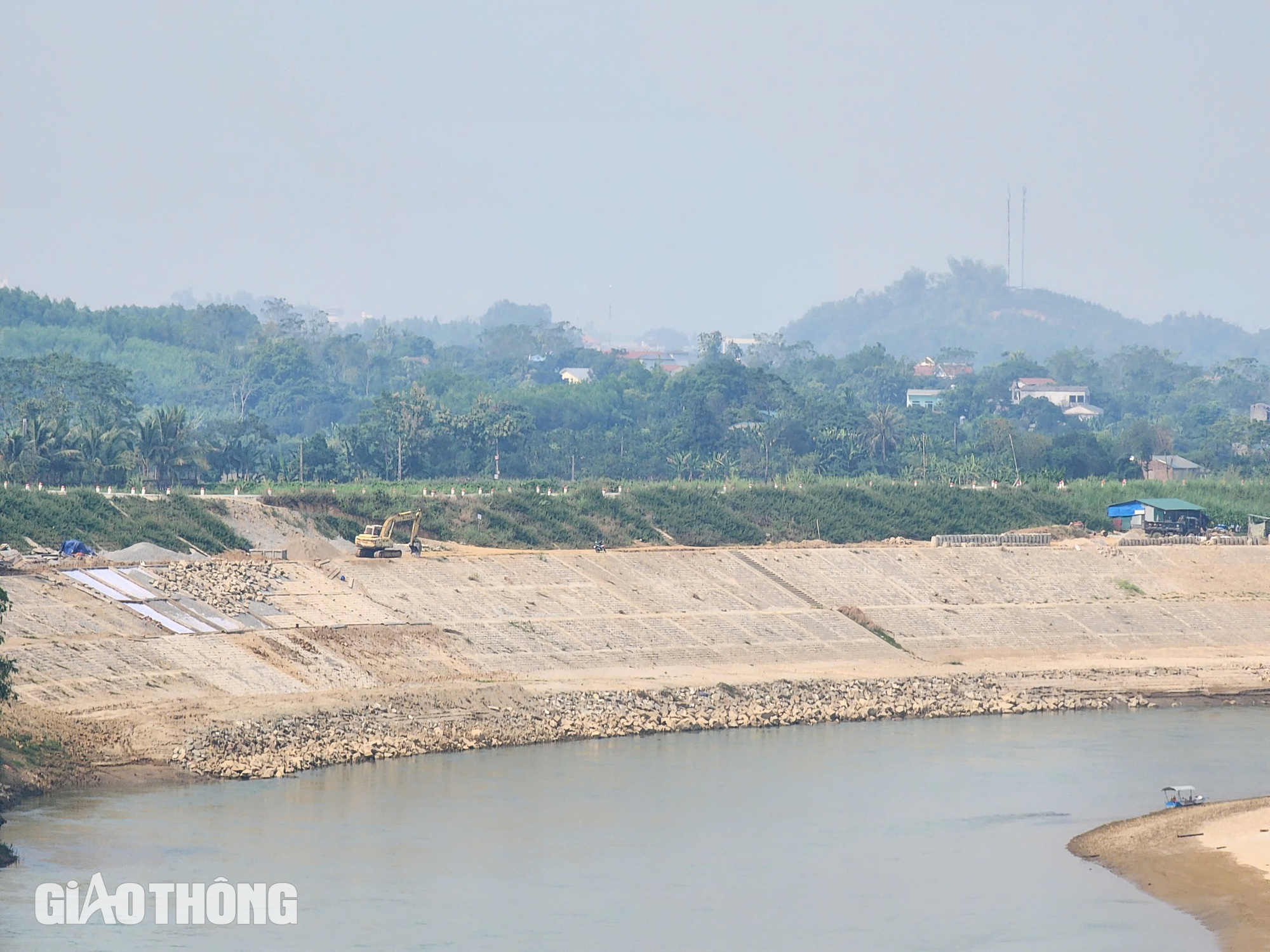 Dự án kè hàng chục tỷ ở Tuyên Quang ngổn ngang sau gần 1 năm thi công- Ảnh 1.