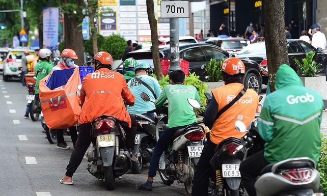 Băn khoăn đề xuất xe ôm phải có thẻ ngành nghề- Ảnh 1.