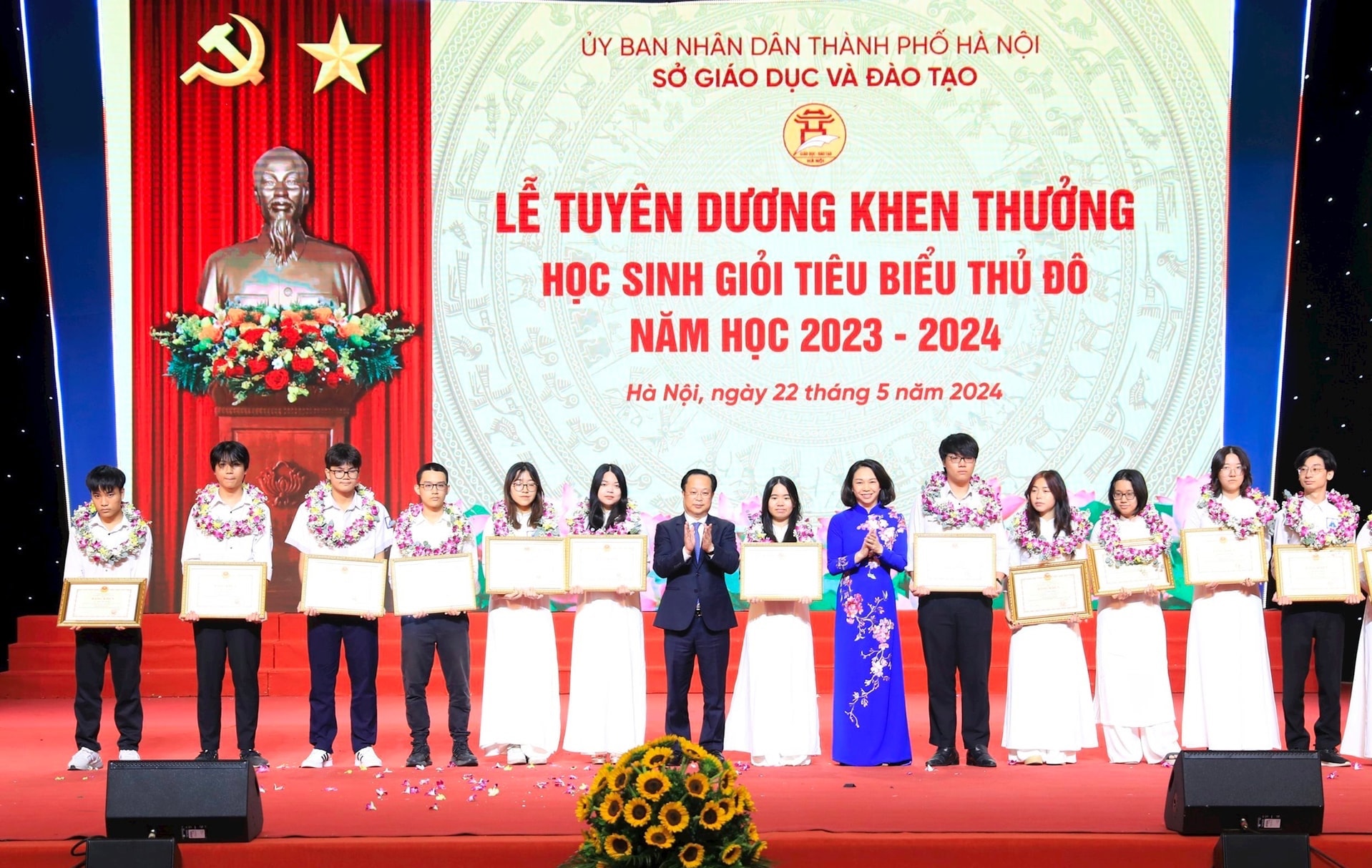 Học sinh Hà Nội đoạt huy chương vàng quốc tế sẽ được thưởng 300 triệu đồng- Ảnh 1.