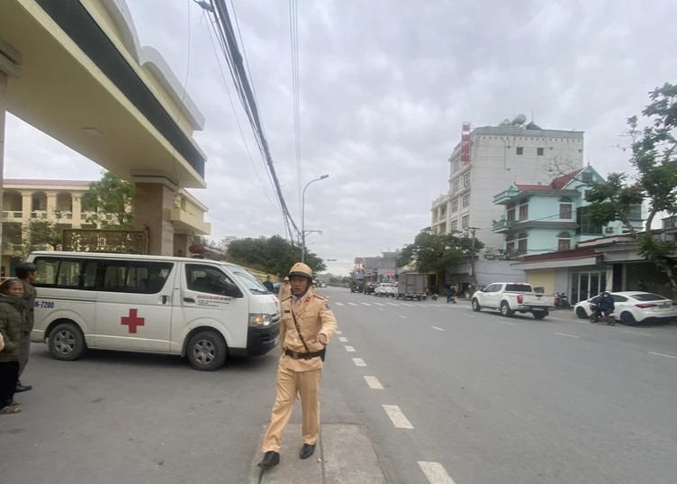 Điều tra vụ nữ sinh lớp 8 tử vong bất thường dưới sân trường ở Hải Phòng
- Ảnh 1.