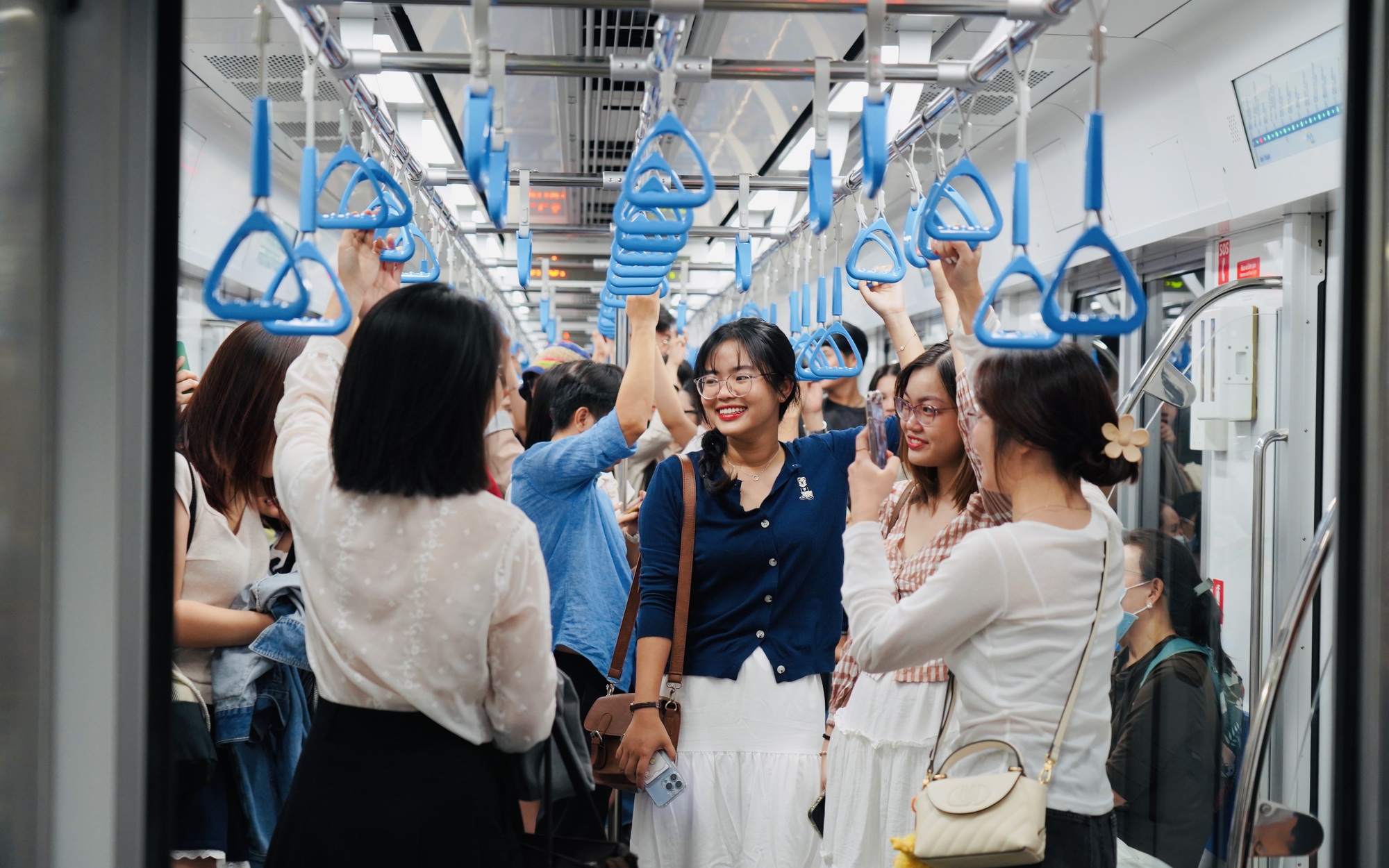 Người dân TP.HCM hào hứng trải nghiệm metro trước ngày vận hành chính thức