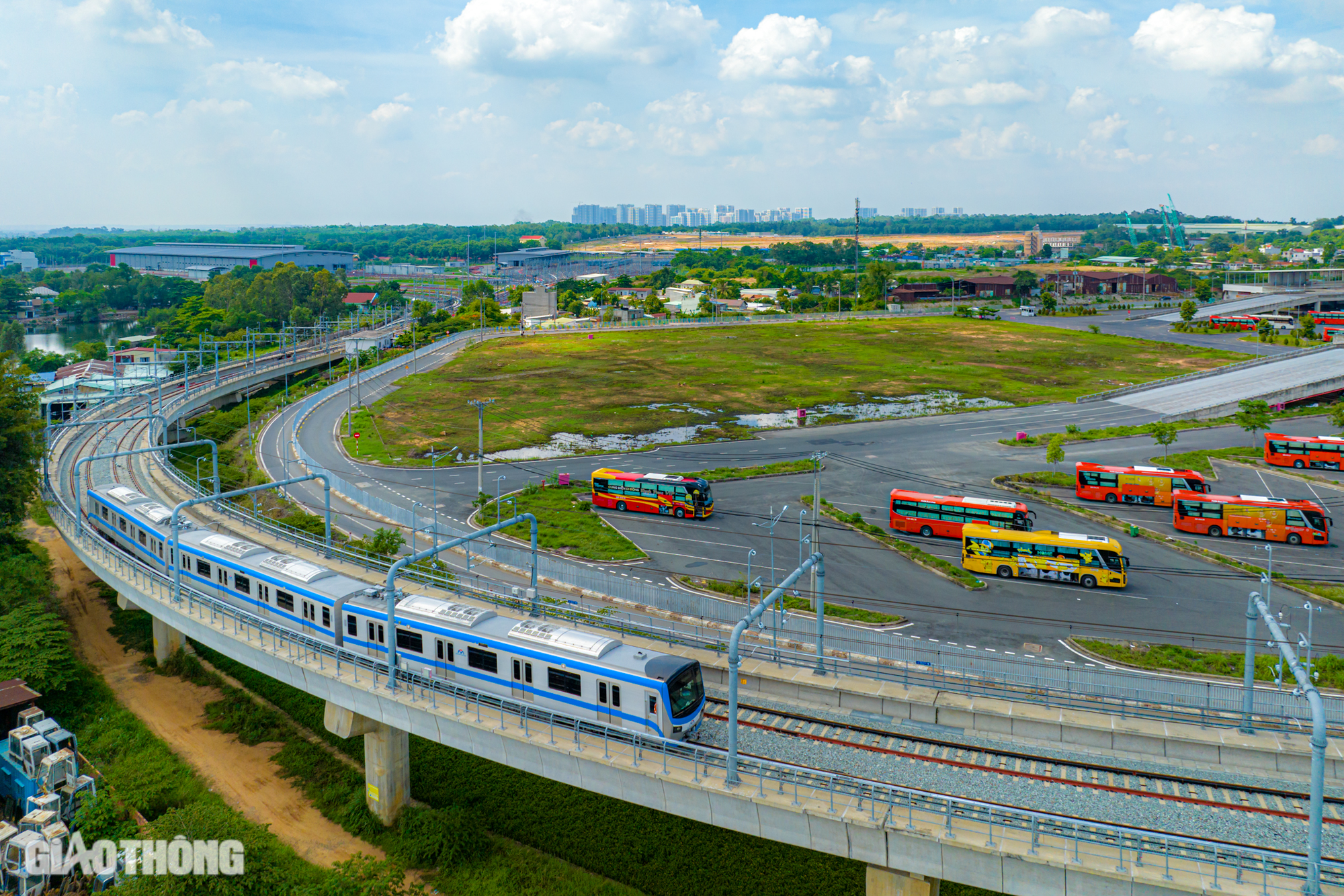 Người dân TP.HCM hào hứng trải nghiệm metro trước ngày vận hành chính thức- Ảnh 19.