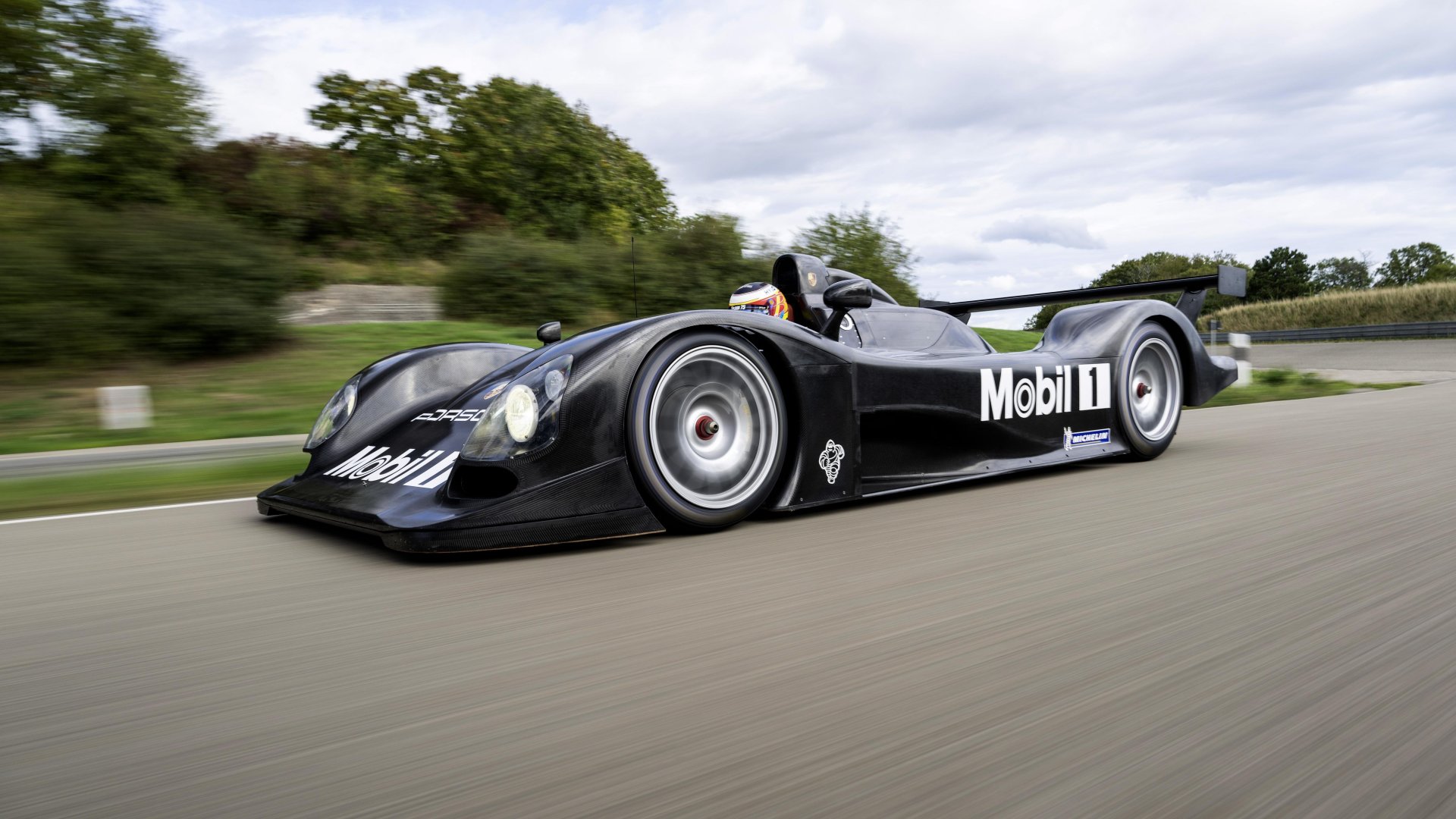 Xe đua cổ Porsche LMP 2000 lần đầu lăn bánh trên đường đua- Ảnh 1.