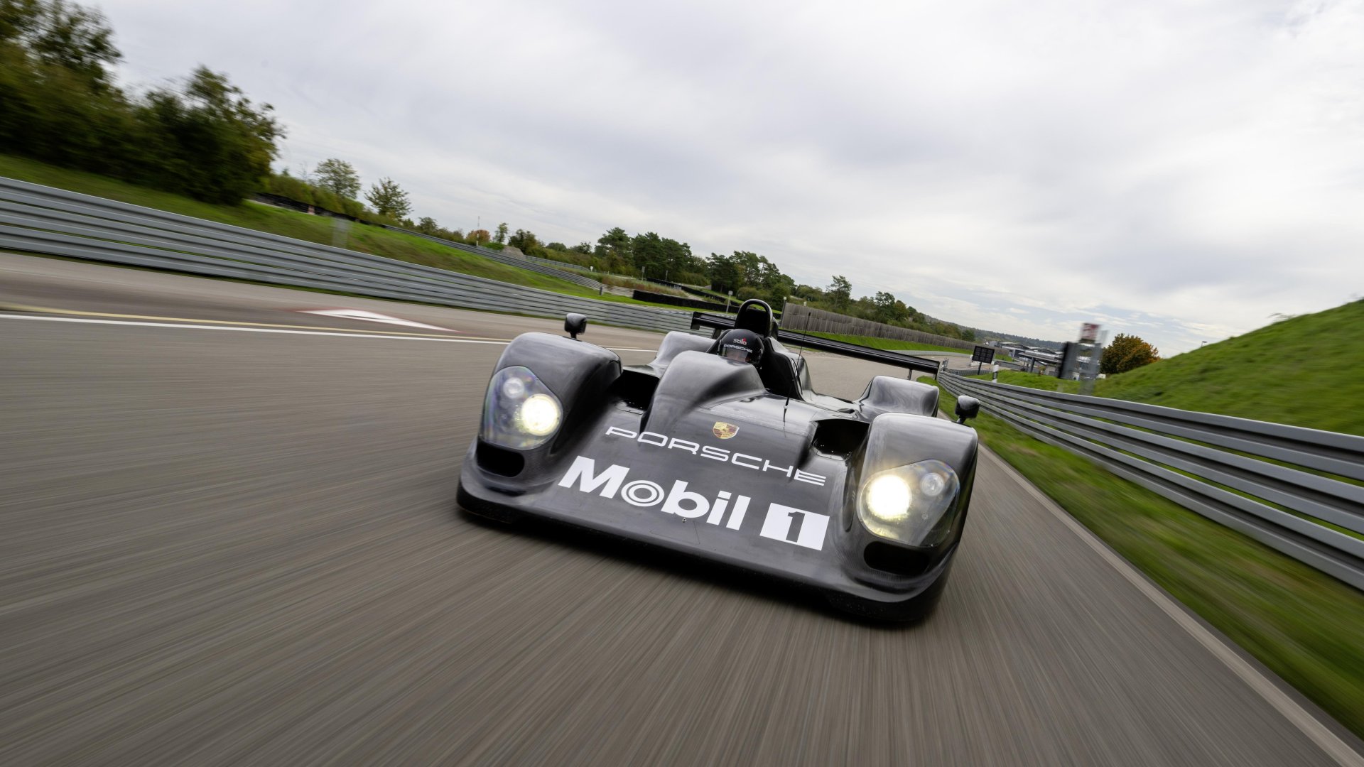 Xe đua cổ Porsche LMP 2000 lần đầu lăn bánh trên đường đua- Ảnh 5.
