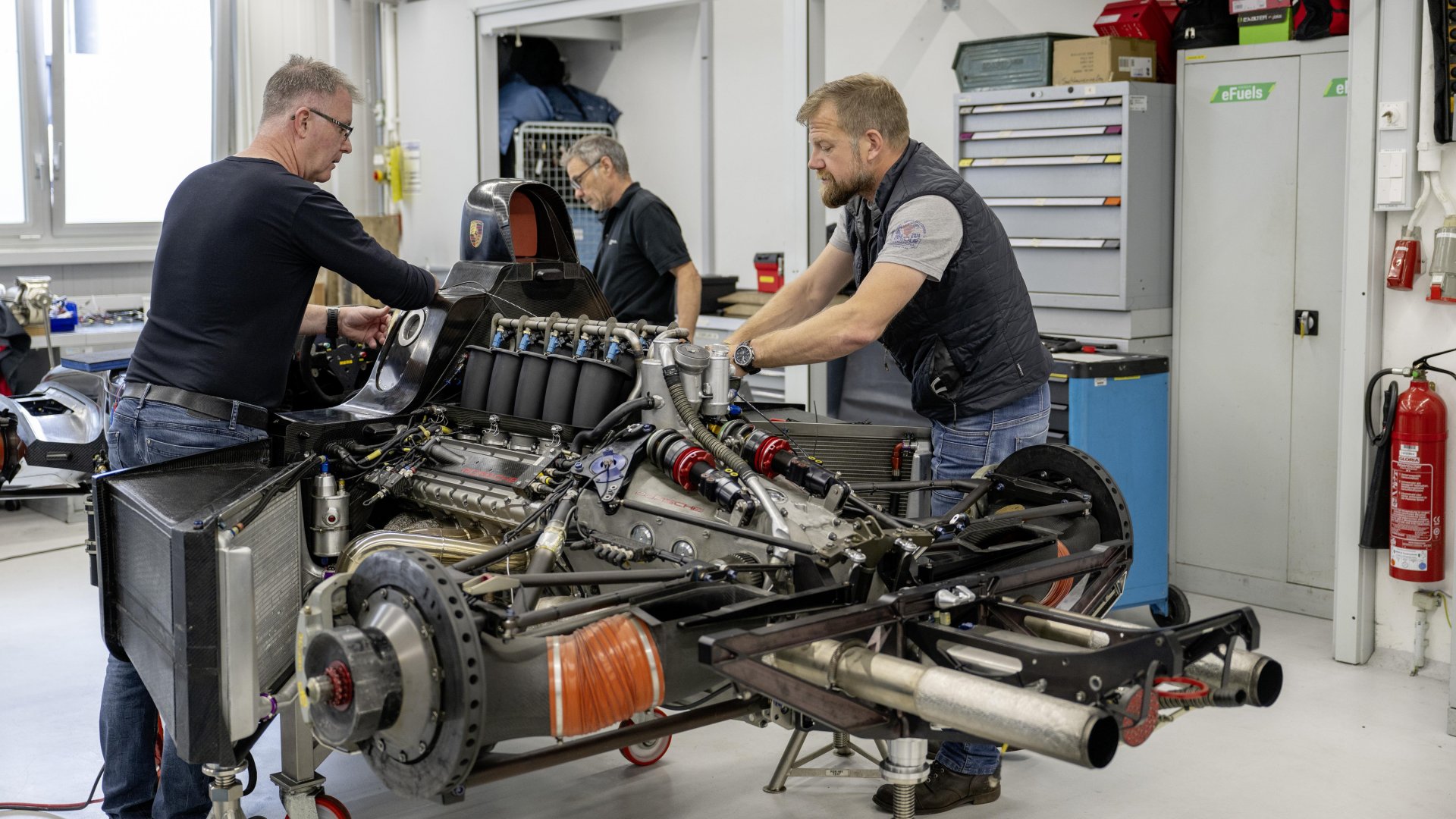 Xe đua cổ Porsche LMP 2000 lần đầu lăn bánh trên đường đua- Ảnh 2.