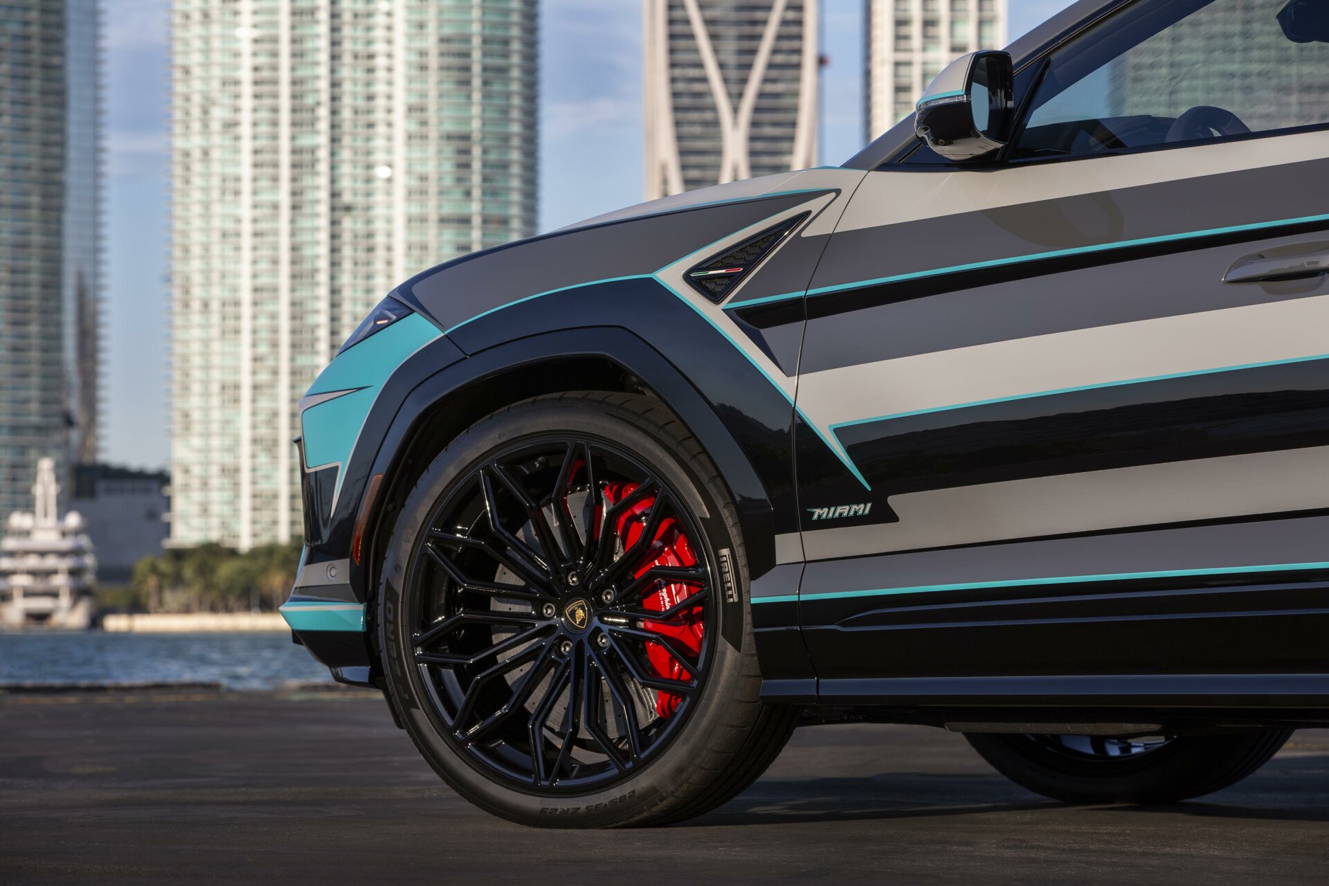 Lamborghini Urus SE với lớp sơn độc nhất vô nhị- Ảnh 9.