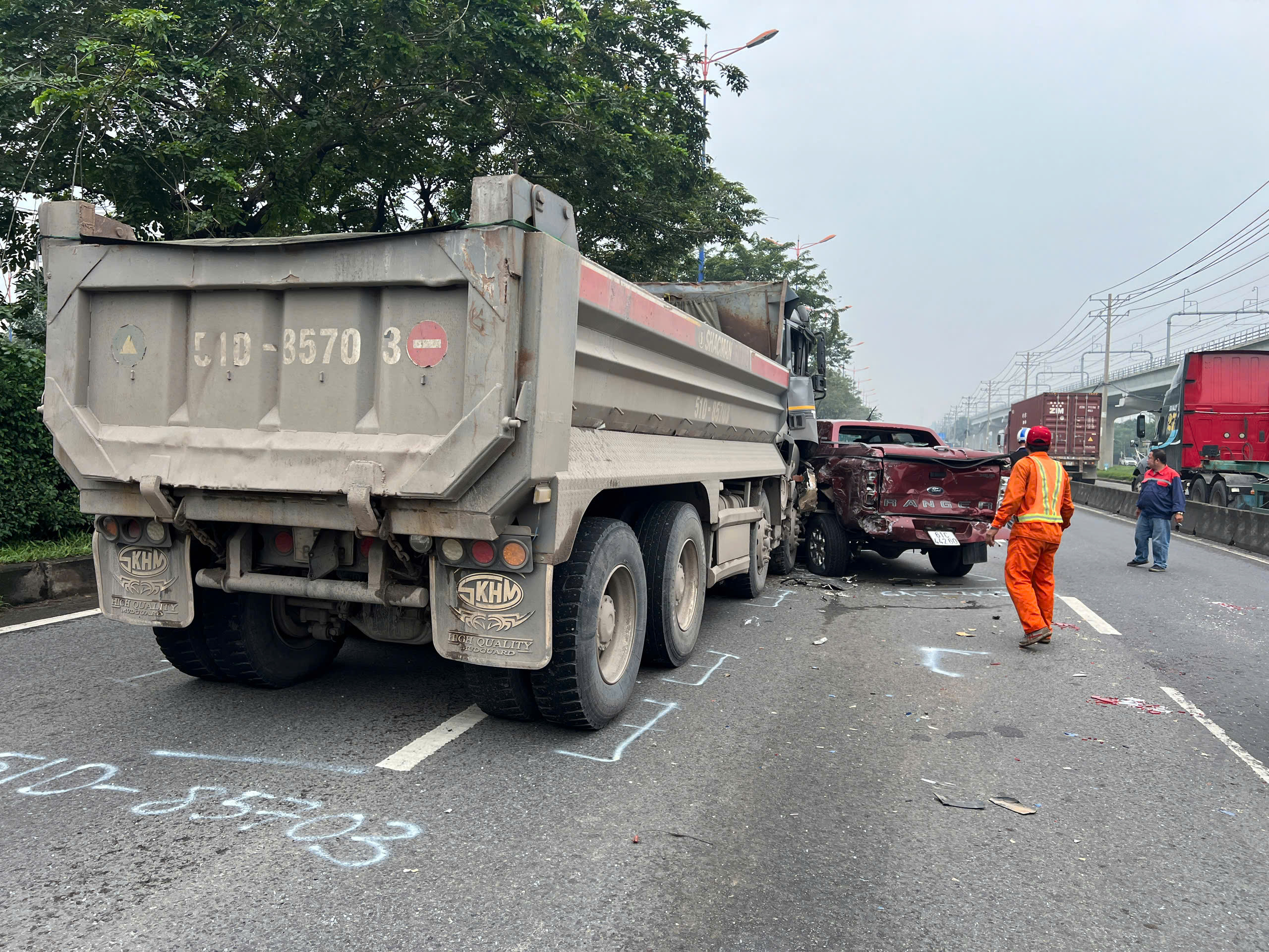 Xe ben tông loạn xạ gây tai nạn liên hoàn với loạt xe chờ đèn đỏ trên đường Võ Nguyên Giáp- Ảnh 3.