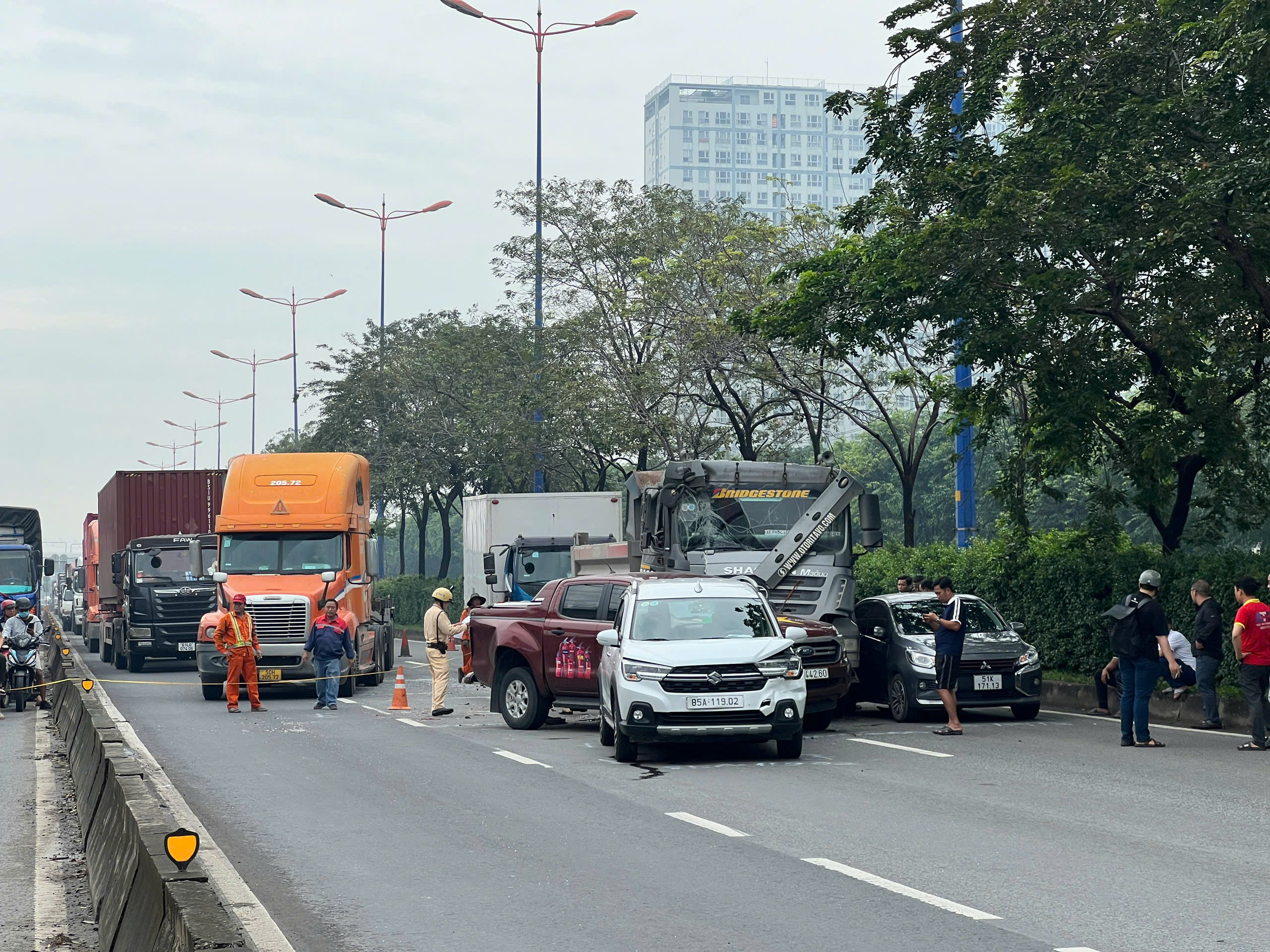 Xe ben tông loạn xạ gây tai nạn liên hoàn với loạt xe chờ đèn đỏ trên đường Võ Nguyên Giáp- Ảnh 1.