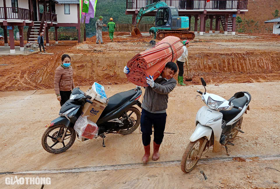 Người dân Làng Nủ nói gì khi dọn đồ về nhà mới?- Ảnh 2.