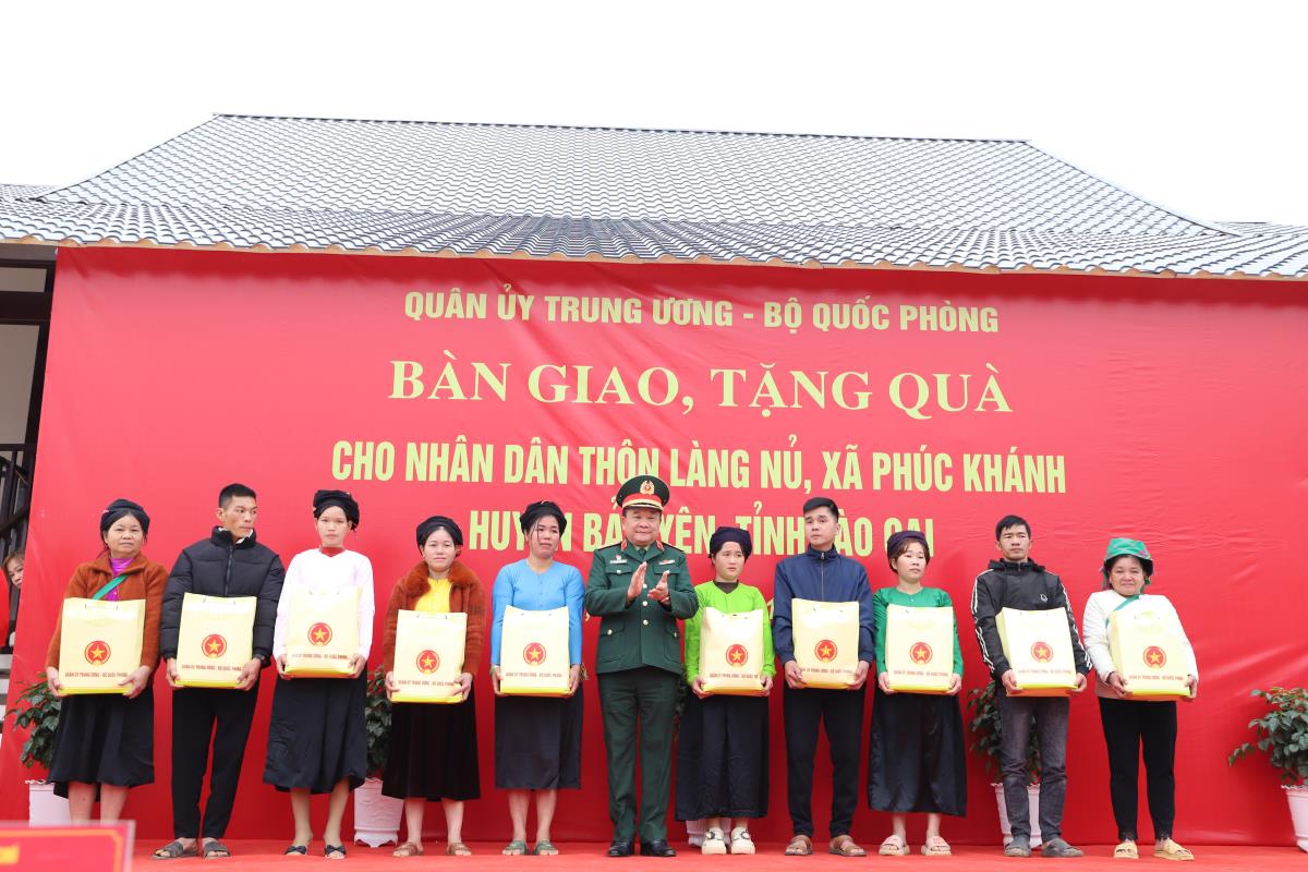 Bộ Quốc phòng bàn giao nhà, tặng quà người dân Làng Nủ- Ảnh 1.