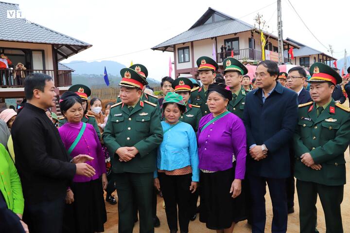 Bộ Quốc phòng bàn giao nhà, tặng quà người dân Làng Nủ- Ảnh 2.