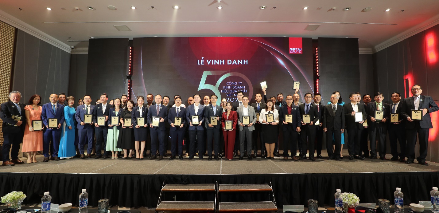 LPBank lọt top đầu 50 Doanh nghiệp kinh doanh hiệu quả và Nhà tuyển dụng được yêu thích- Ảnh 2.