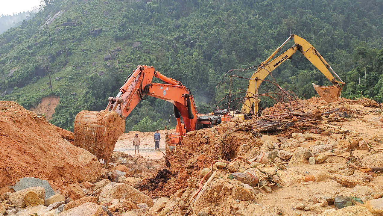 Cận cảnh hiện trường sạt lở tại Km43, đường đèo Khánh Lê- Ảnh 4.