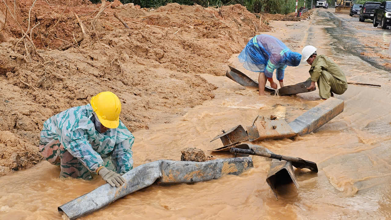 Cận cảnh hiện trường sạt lở tại Km43, đường đèo Khánh Lê- Ảnh 9.