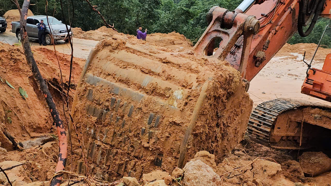 Cận cảnh hiện trường sạt lở tại Km43, đường đèo Khánh Lê- Ảnh 5.