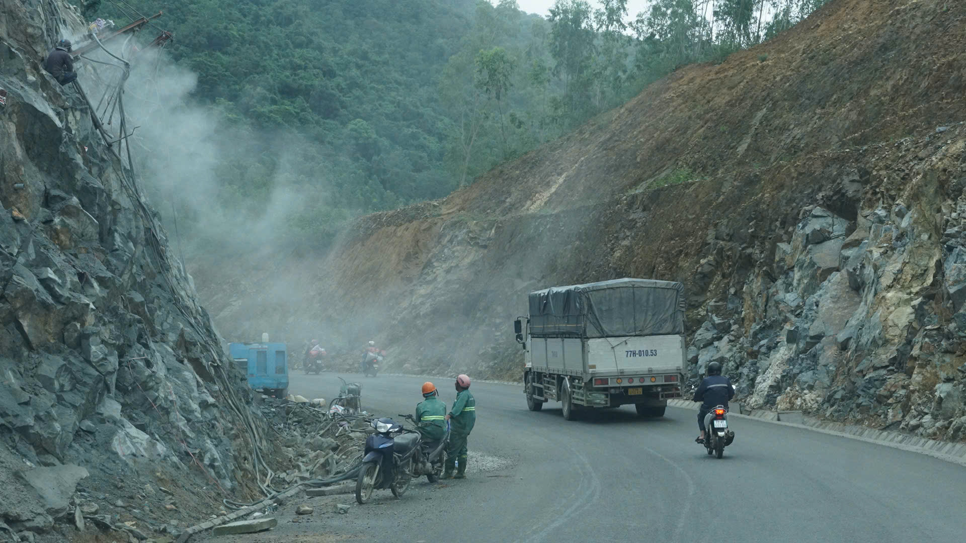 Nỗ lực xử lý sạt lở để thông đèo An Khê- Ảnh 4.