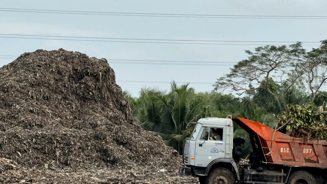 Ráo riết di dời bãi rác chắn cao tốc Cần Thơ - Cà Mau - Ảnh 3.