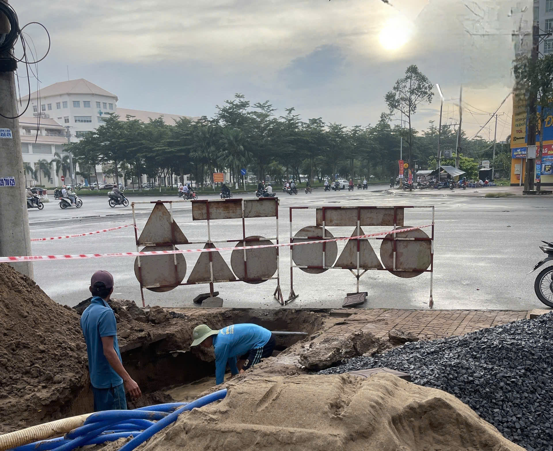 Cần Thơ: Lắp đèn tín hiệu xóa mất an toàn giao thông 2 nút giao- Ảnh 1.