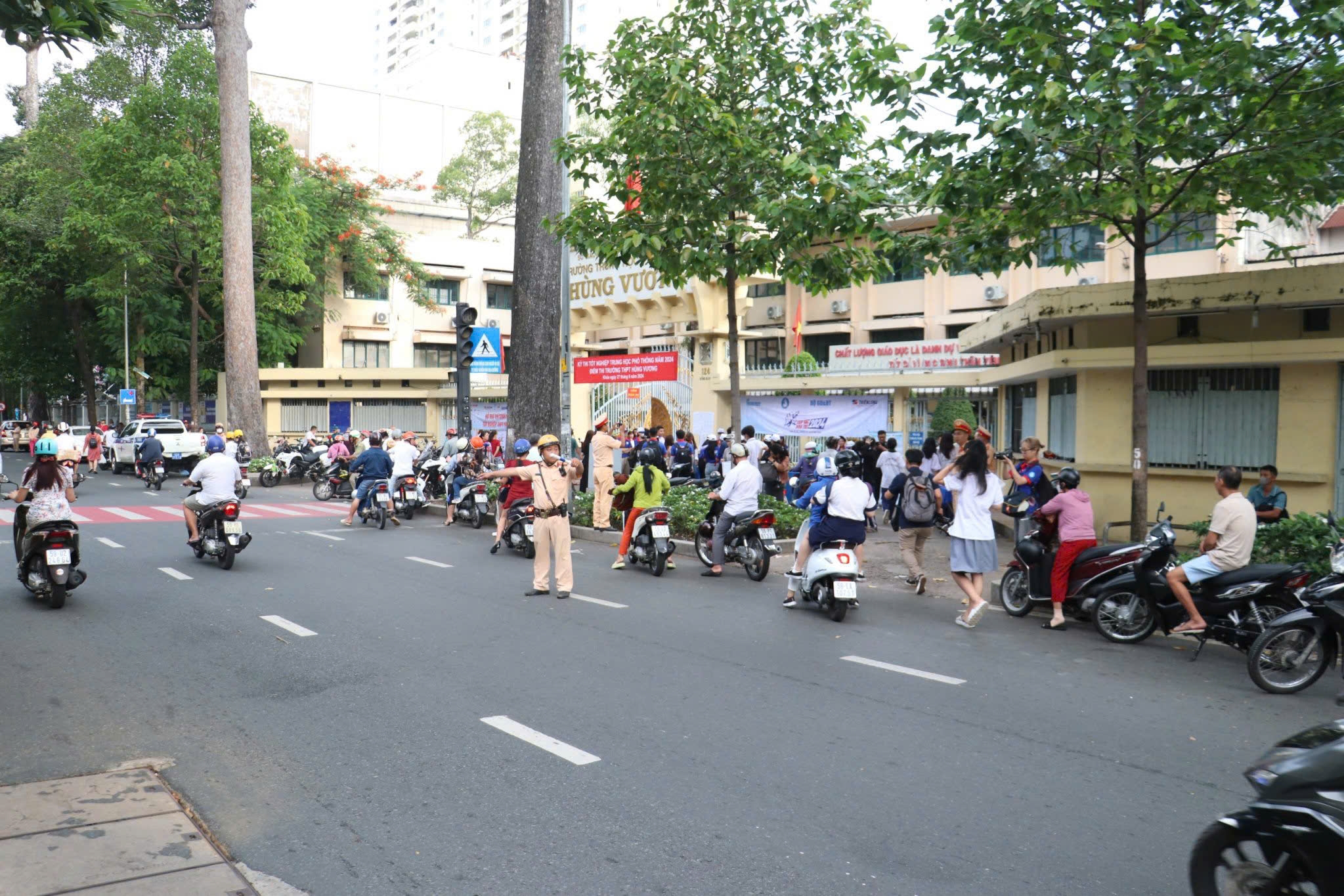 Tìm giải pháp đảm bảo an toàn giao thông khu vực trường học- Ảnh 5.