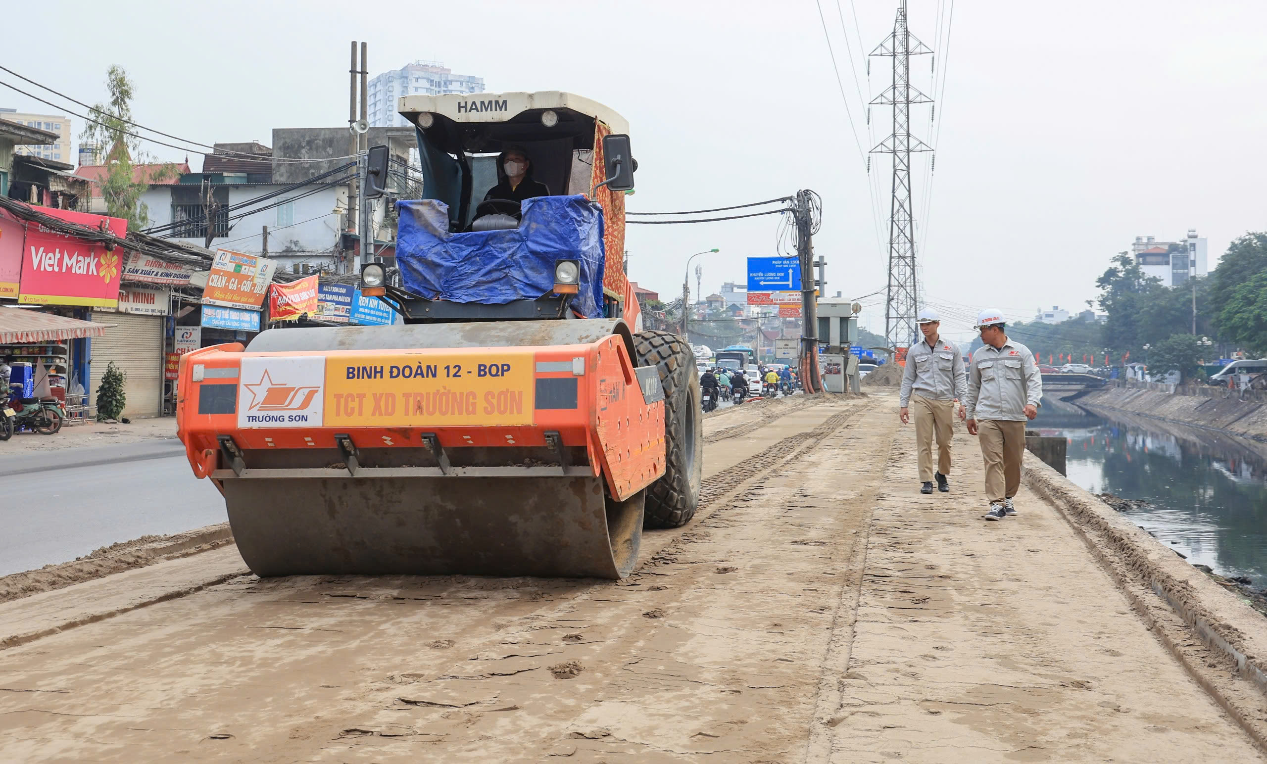 Nhà thầu lên tiếng về thông tin dùng rác thải để thi công đường Tam Trinh, Hà Nội- Ảnh 1.