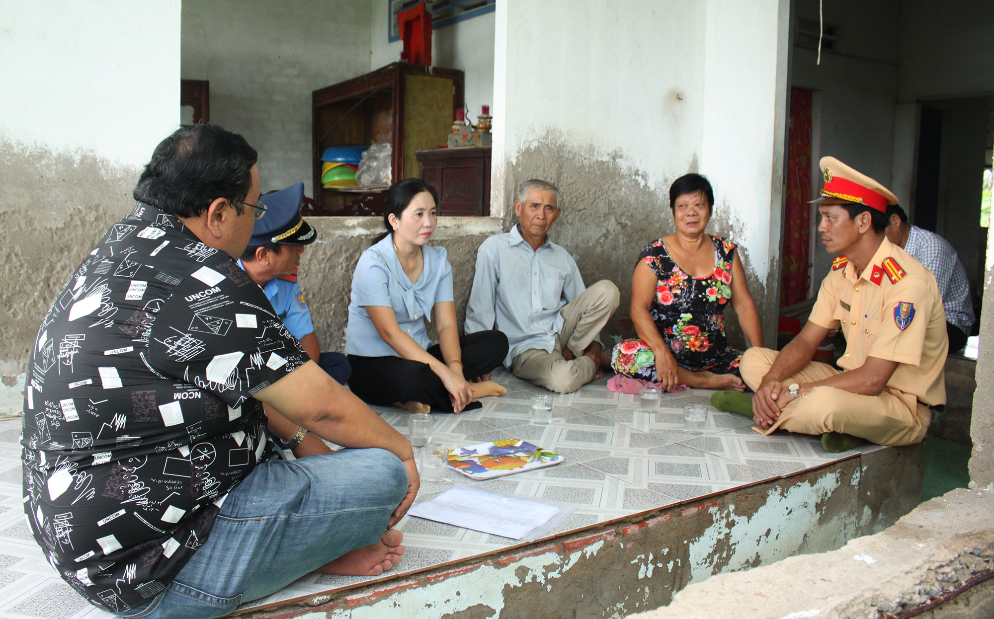 Con mất vì tai nạn, cha mẹ già không người chăm- Ảnh 2.