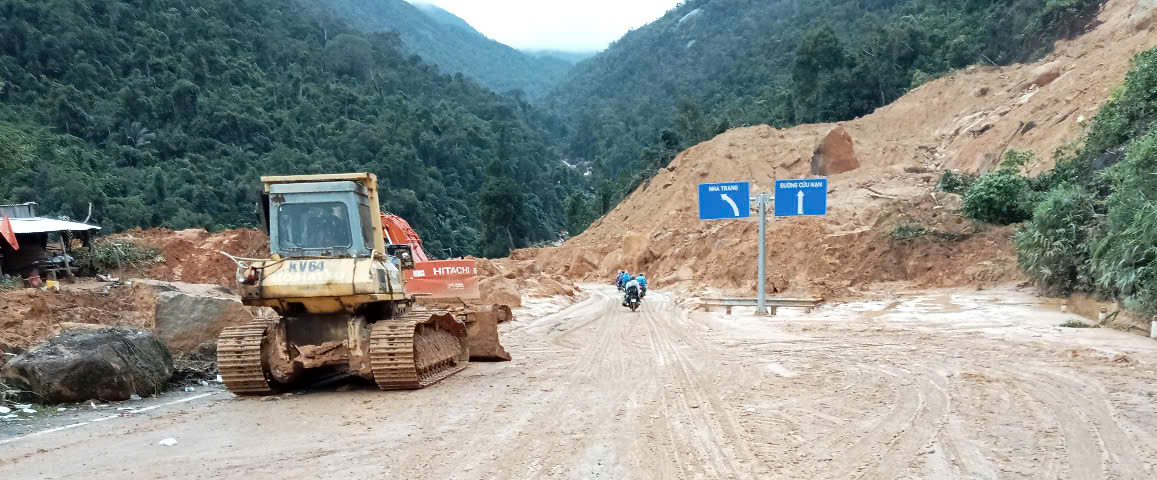 Đèo Khánh Lê nối Nha Trang - Đà Lạt đã thông, ô tô qua từng chiếc một- Ảnh 1.