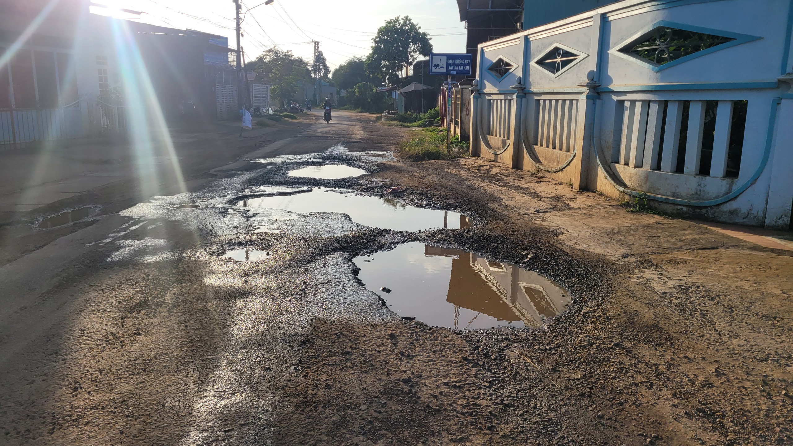 TP Pleiku: Xe chở cát quần thảo, đường nội đô nát như tương- Ảnh 1.