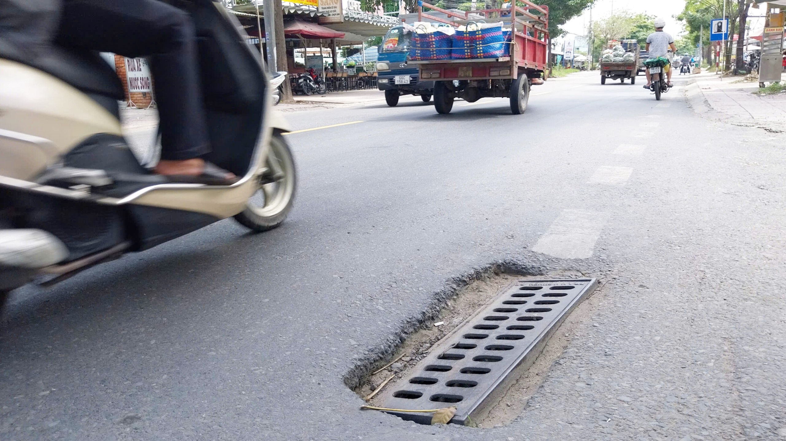 Nhiều nắp cống trên QL30 Đồng Tháp hư hỏng, người đi đường nơm nớp lo mắc "bẫy"- Ảnh 2.