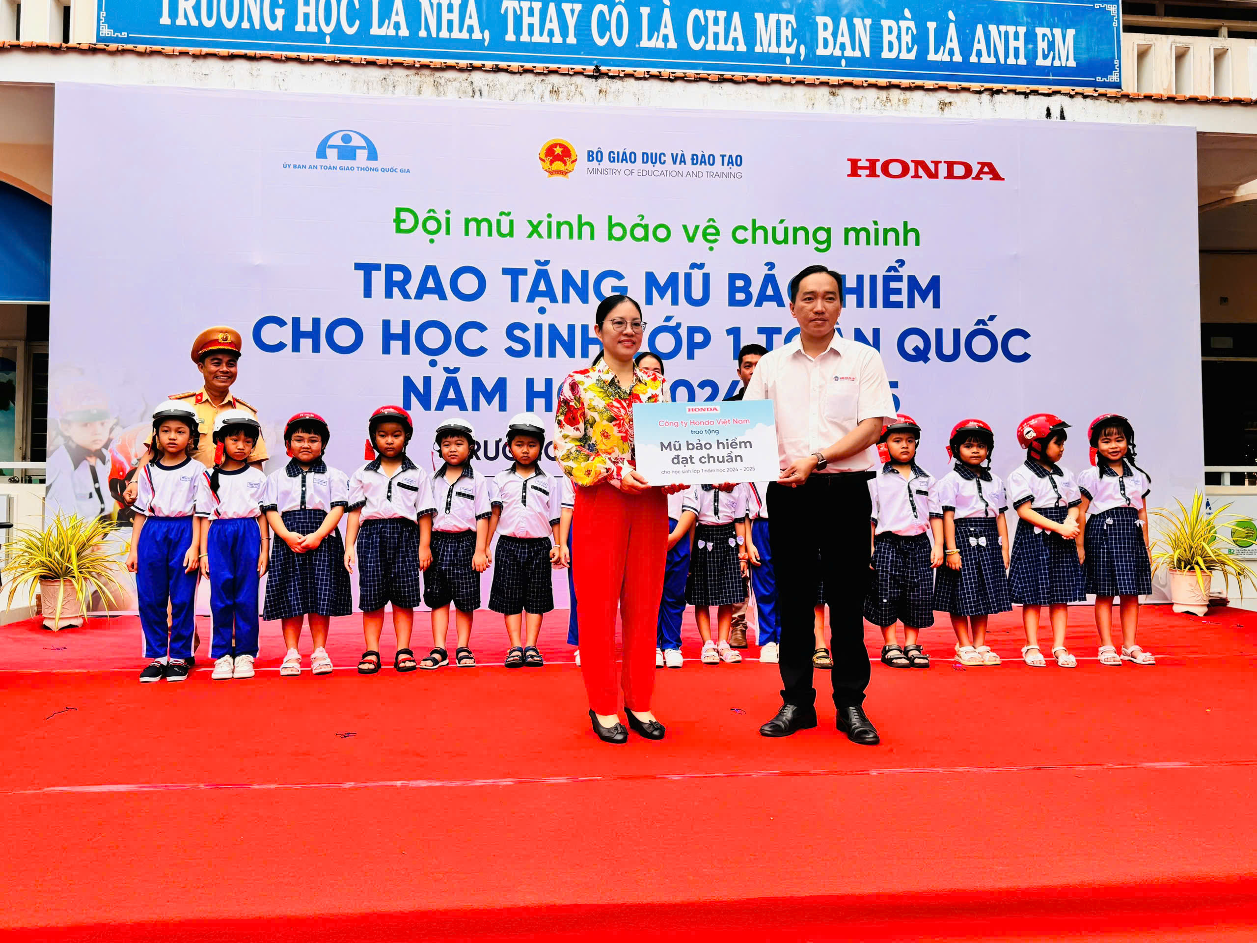 200 học sinh lớp 1 ở Cần Thơ được tặng mũ bảo hiểm đúng chuẩn- Ảnh 2.