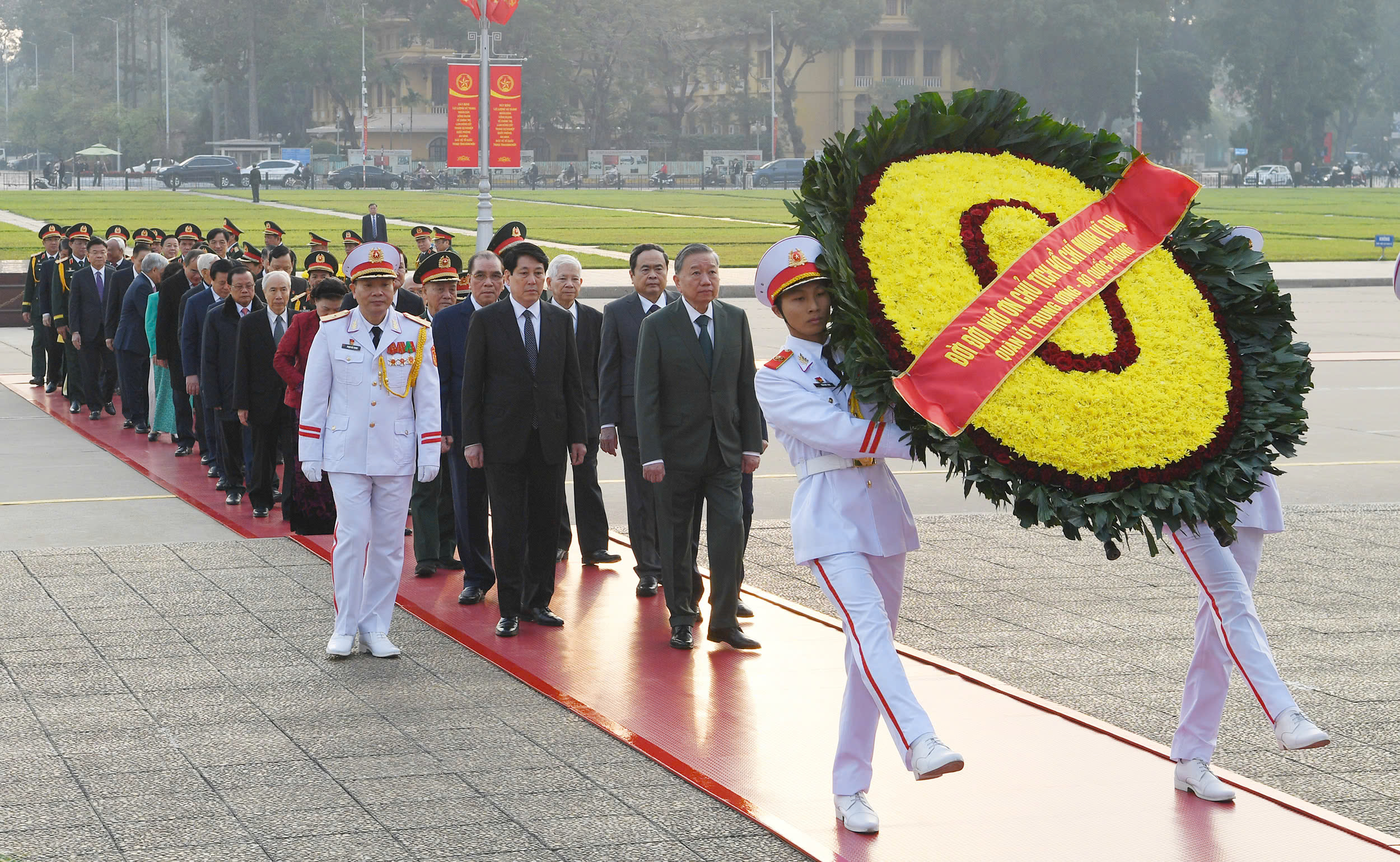 Lãnh đạo Đảng và Nhà nước viếng Chủ tịch Hồ Chí Minh nhân kỷ niệm 80 năm QĐND Việt Nam- Ảnh 3.