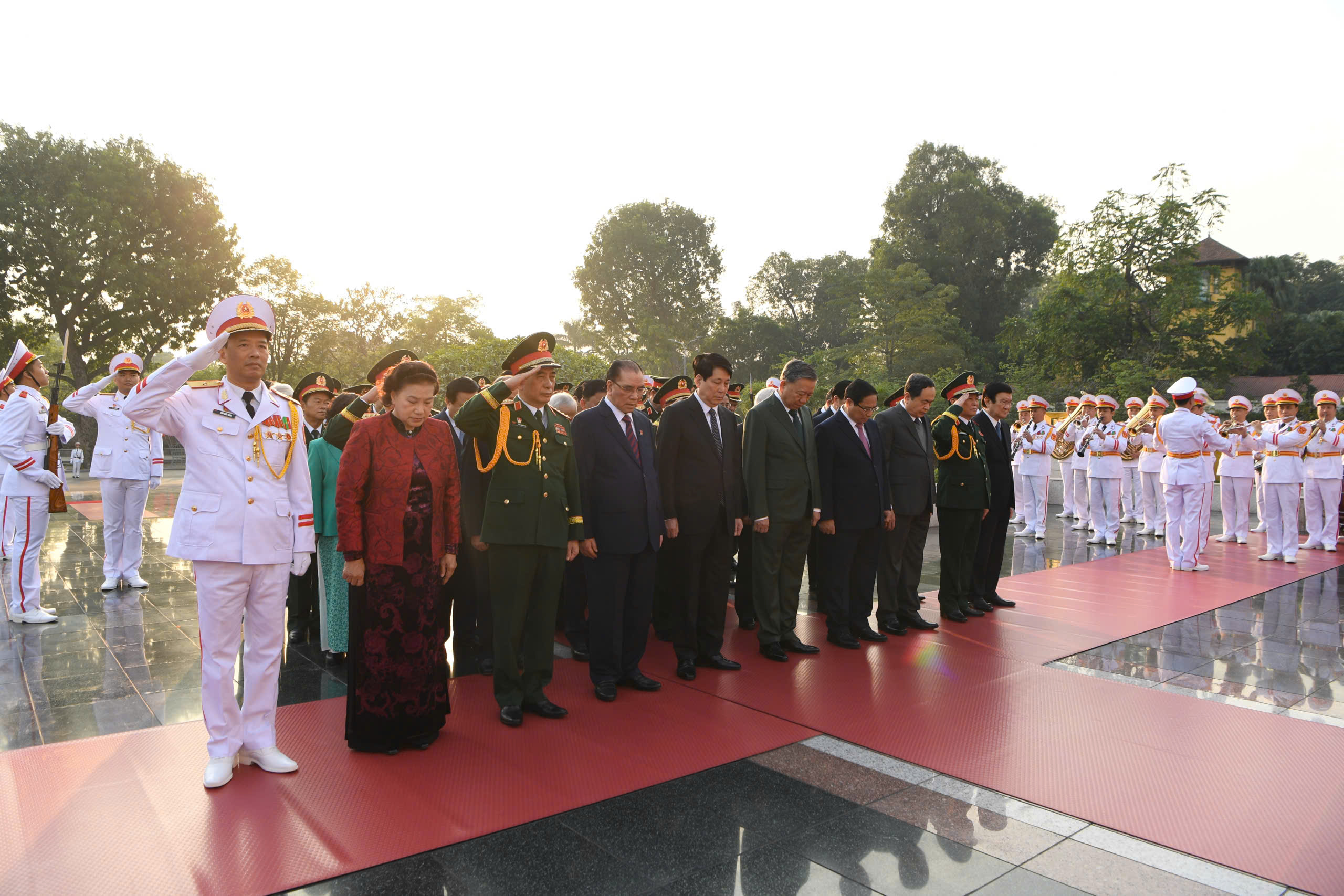 Lãnh đạo Đảng và Nhà nước viếng Chủ tịch Hồ Chí Minh nhân kỷ niệm 80 năm QĐND Việt Nam- Ảnh 5.