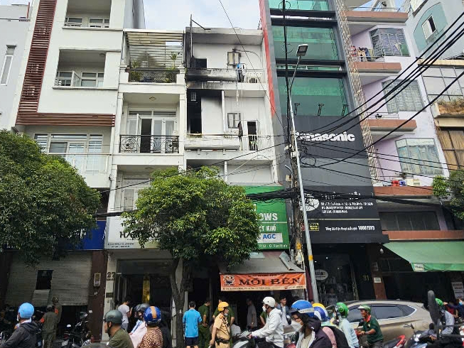 Hiện trường vụ cháy khiến 2 người tử vong, hơn 10 người nhập viện ở TP.HCM- Ảnh 2. Hiện trường vụ cháy khiến 2 người tử vong, hơn 10 người nhập viện ở TP.HCM- Ảnh 2.