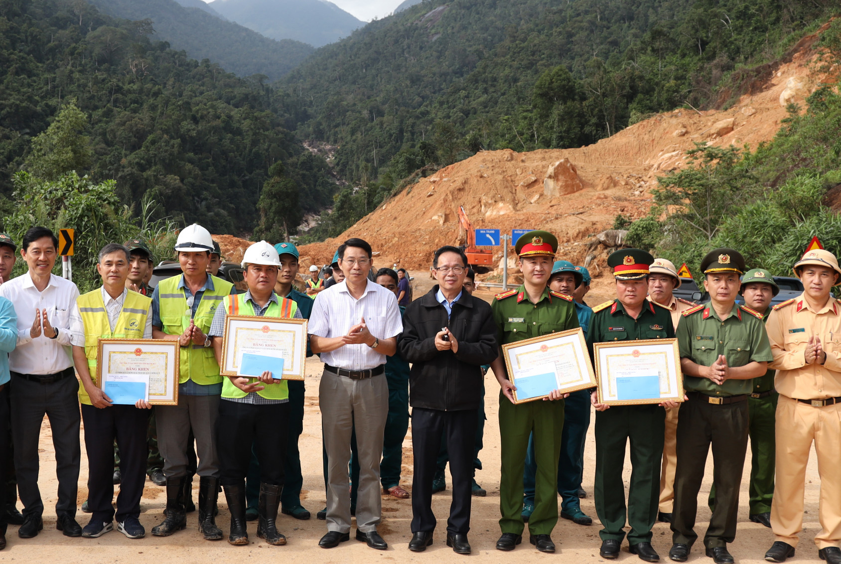 Khánh Hòa tặng bằng khen các tập thể xuất sắc nỗ lực khắc phục sạt lở đèo Khánh Lê- Ảnh 1.