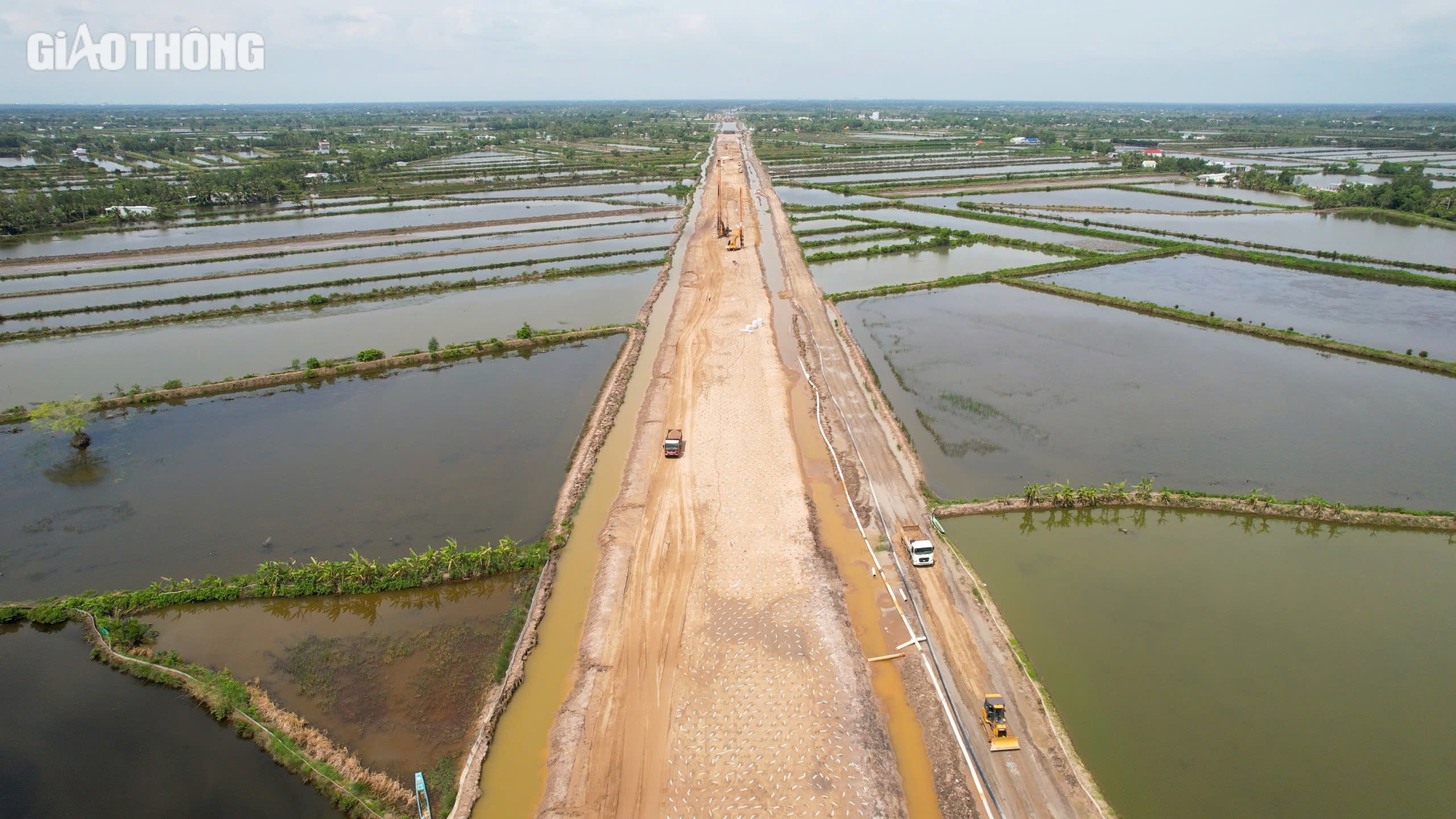 Thảm những mét bê tông nhựa đầu tiên trên cao tốc Cần Thơ - Cà Mau- Ảnh 9.