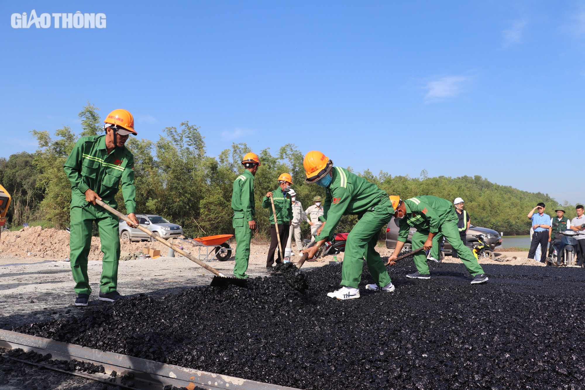 Thảm những mét bê tông nhựa đầu tiên trên cao tốc Cần Thơ - Cà Mau- Ảnh 4.