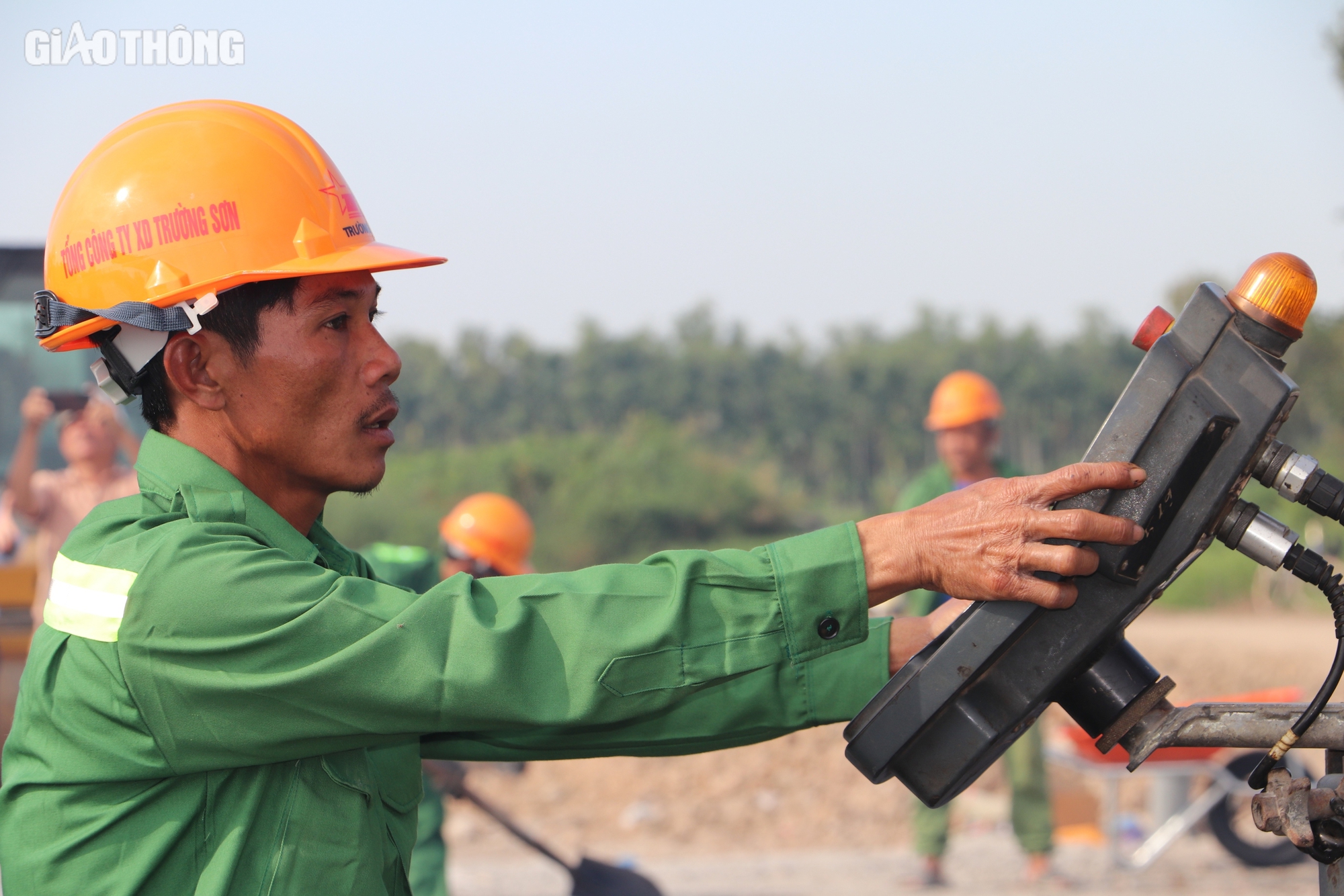 Thảm những mét bê tông nhựa đầu tiên trên cao tốc Cần Thơ - Cà Mau- Ảnh 3.