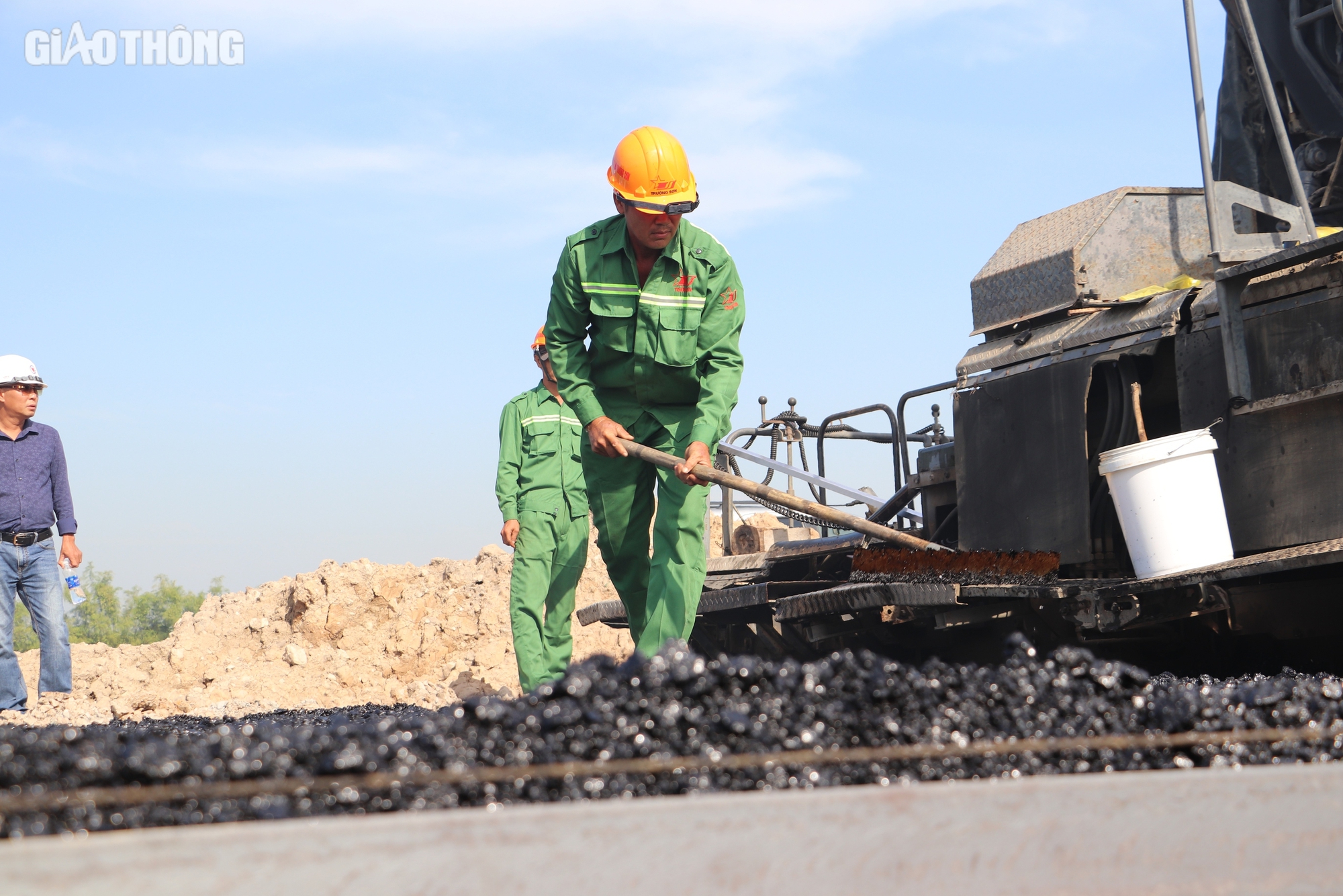 Thảm những mét bê tông nhựa đầu tiên trên cao tốc Cần Thơ - Cà Mau- Ảnh 5.