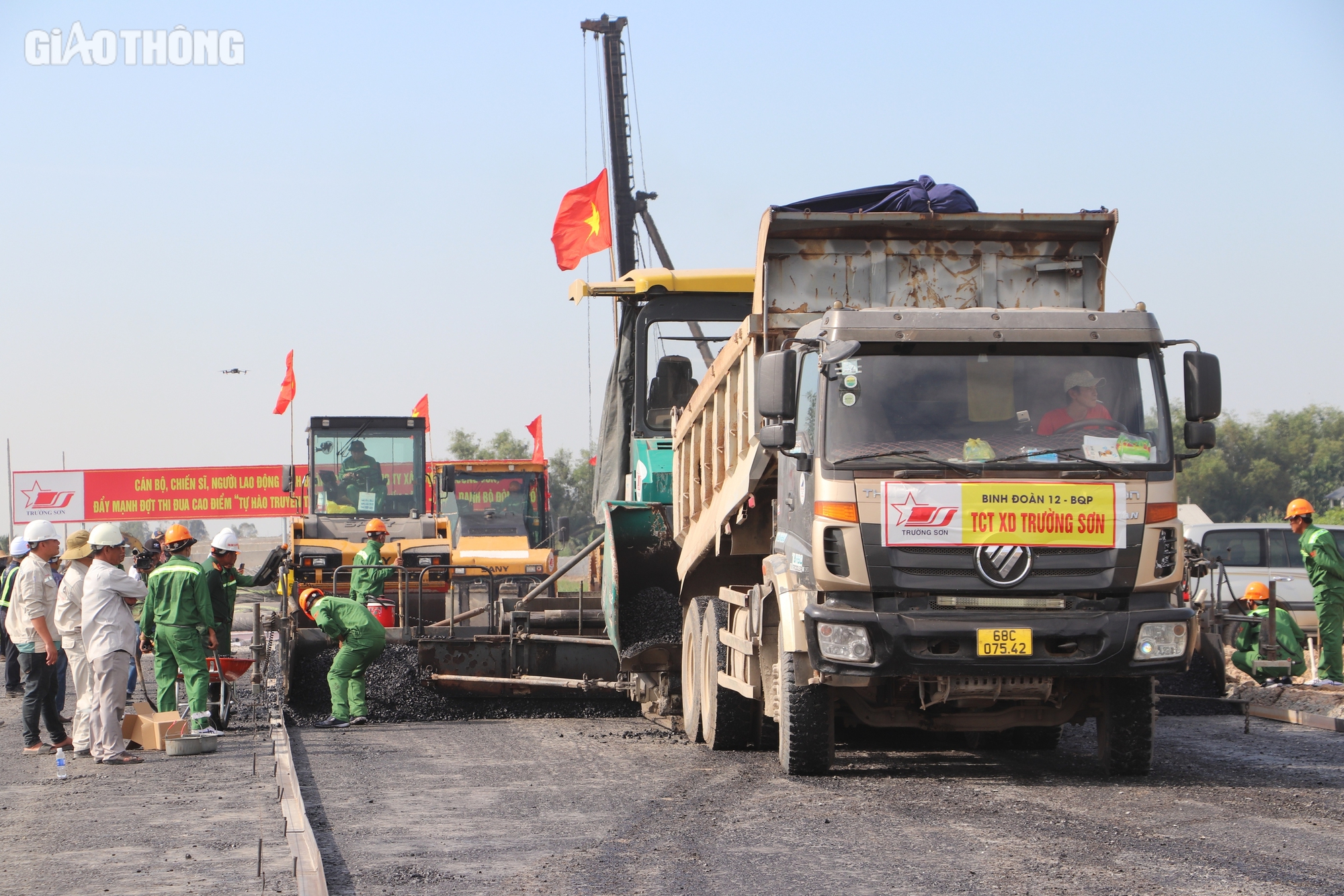 Thảm những mét bê tông nhựa đầu tiên trên cao tốc Cần Thơ - Cà Mau- Ảnh 2.