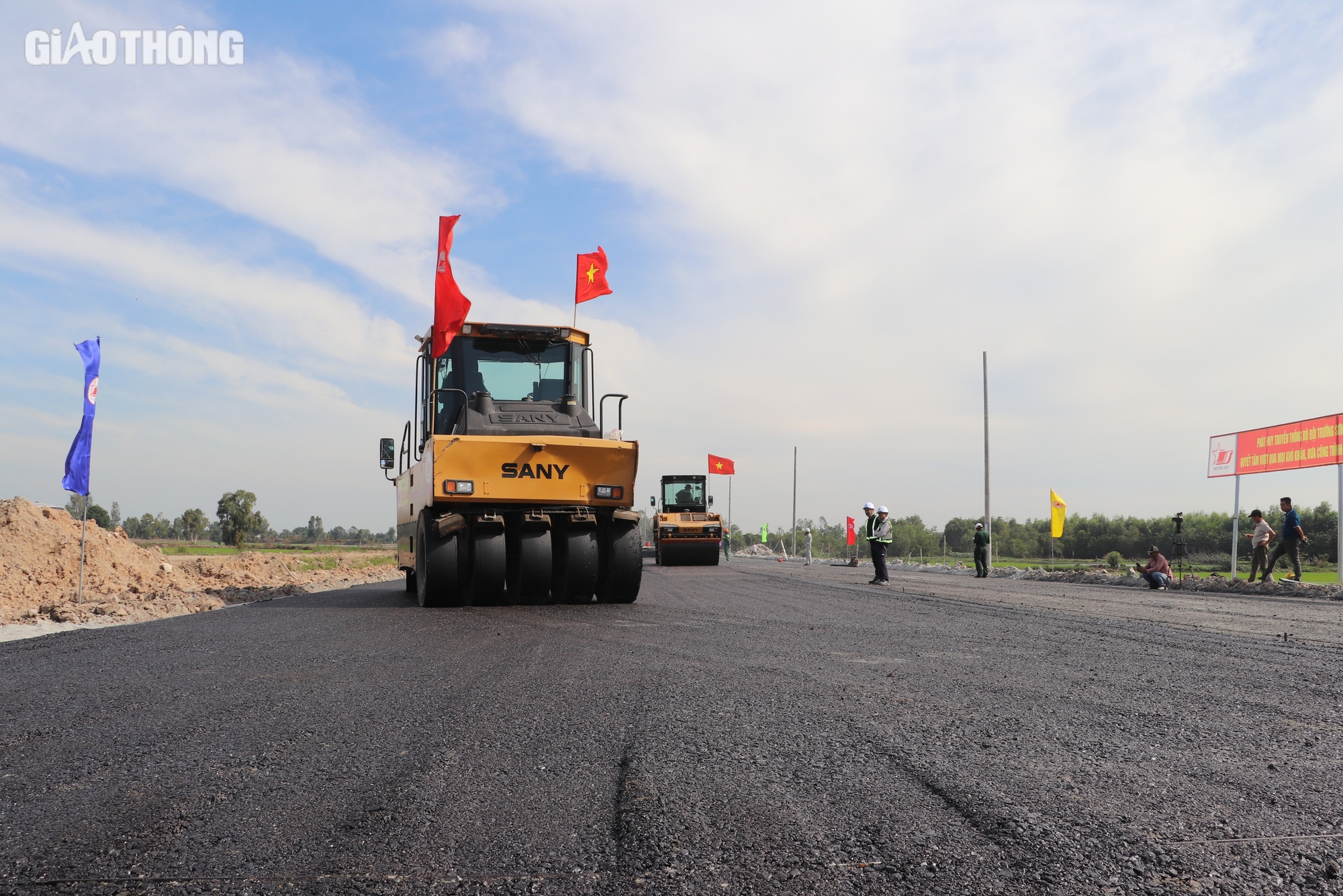 Thảm những mét bê tông nhựa đầu tiên trên cao tốc Cần Thơ - Cà Mau- Ảnh 1.