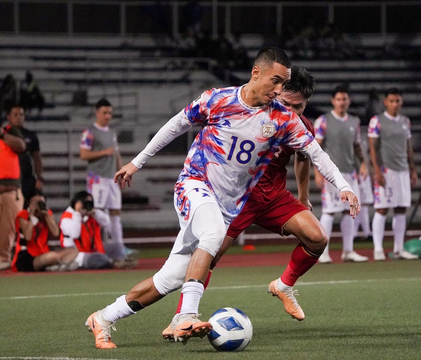 Tuyển thủ Philippines có quyết định gây sốc ngay trước bán kết AFF Cup- Ảnh 1.