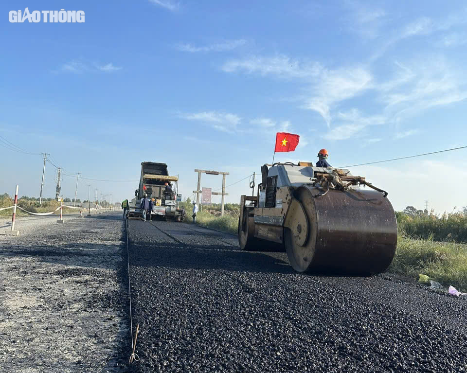 Thảm những mét bê tông nhựa đầu tiên trên cao tốc Cần Thơ - Cà Mau- Ảnh 7.